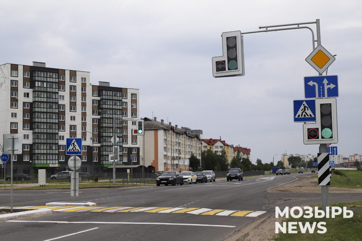 Возле ТЦ «Перекресток» в Мозыре включили светофор Это важное нововведение сделает движение на этом участке дороги более безопасным и комфортным как для пешеходов, так и для водителей. Соблюдайте Правила дорожного движения, обращайте внимание на сигналы светофора!