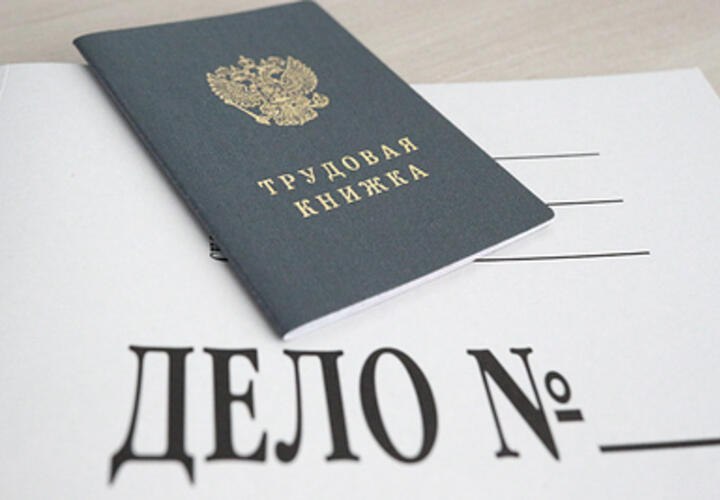 Кубанская чиновница подарила своей свекрови государственные земли Служащую уволили с работы Прокуратура Приморско-Ахтарского района провела проверку исполнения закона о противодействии коррупции. - Женщина, занимая должность начальника отдела земельных и имущественных отношений администрации Приморско-Ахтарского городского поселения, в нарушение требований закона не приняла мер по урегулированию конфликта интересов при рассмотрении заявления матери супруга о предоставлении земельного участка сельскохозяйственного назначения без торгов. Законом за подобные нарушения предусмотрена мера ответственности в виде увольнения по утрате доверия, - сообщает прокуратура края. Прокуратура района в Приморско-Ахтарский районный суд направила исковое заявление о замене основания увольнения женщины на утрату доверия, которое удовлетворено в полном объеме. Решение суда исполнено в мае 2025 года. Подписаться Буст