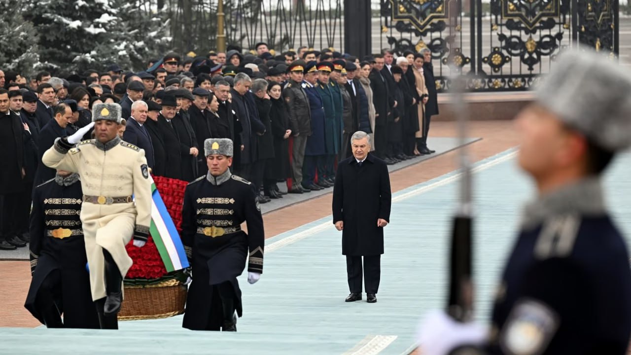 Шавкат Мирзиёев возложил цветы к памятнику Исламу Каримову в Ташкенте Церемонии возложения цветов к подножию памятника Ислама Каримова также прошли в Самарканде и Карши   uznews uz ru news 106951 uznews