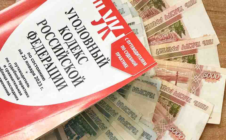 Четыре поддельные банкноты выявили на Камчатке В банке России рассказали, какие купюры подделывают чаще всего За шесть месяцев 2025 года на Камчатке обнаружили три поддельные банкноты номиналом в 5 тысяч рублей образца 1997 года, а также одну купюру номиналом 100 долларов. В прошлом году за такой же период было обнаружено в два раза больше фальшивок, рассказали ИА «Камчатское время» в региональном Отделении Банка России. Подробности по ссылке: