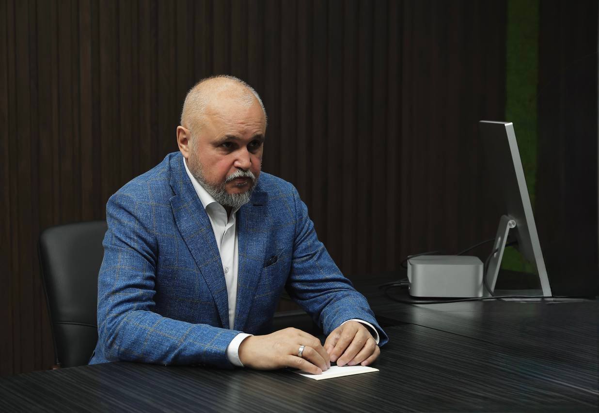 Сергей Цивилев провел выездное совещание по развитию электроэнергетического комплекса Самарской области   Сергей Цивилев в рамках рабочей поездки в Самарскую область встретился с губернатором Вячеславом Федорищевым и обсудил с ним развитие электроэнергетического комплекса региона.      В частности, речь шла об итогах прохождения осенне-зимнего периода и функционировании системообразующей территориальной сетевой организации  СТСО  — ПАО «Россети Волга».   Министр подчеркнул, что институт СТСО, который появился в России с 1 января 2025 года, призван повысить качество и надежность электроснабжения потребителей и сократить сроки устранения возникающих нештатных ситуаций.      Глава Минэнерго также отметил, что своевременный ввод новых генерирующих мощностей и опережающее покрытие темпов роста спроса на электроэнергию закладывают прочный фундамент для развития отечественной промышленности и экономики.     Вячеслав Федорищев в свою очередь рассказал, что на территории Самарской области запланированы масштабные мероприятия по строительству и реконструкции центров питания, которые обеспечат энергией новые промышленные и социальные объекты, сельхозпредприятия, жилые застройки, предприятия нефтяного кластера.    «Ввод новых мощностей поможет обеспечить реализацию частных инвестиционных проектов на территории государственных индустриальных и логистических парков Самарской области», — добавил губернатор, уточнив, что речь идет о парках «Чапаевск» и «Самара».  Также Сергей Цивилев и Вячеслав Федорищев обсудили подготовку к предстоящему осенне-зимнему периоду и модернизацию электросетевого хозяйства региона.     В настоящее время в рамках подготовки к ОЗП в Самарской области ведется замена, строительство и реконструкция 76 км линейных объектов.