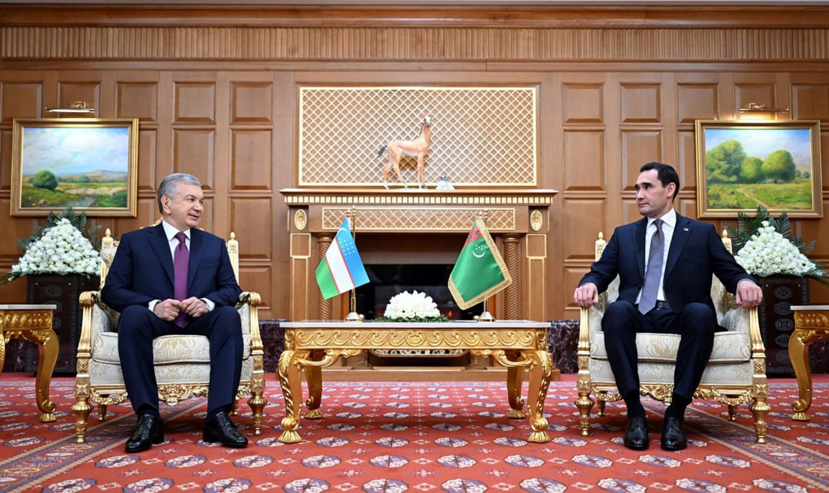 Президенты Узбекистана и Туркменистана подтвердили приверженность дальнейшему расширению полномасштабного сотрудничества Лидер Узбекистана искренне поздравил Президента и братский народ Туркменистана с 30 летием провозглашения нейтралитета страны организацией на высоком уровне Международного форума посвященного этой знаменательной дате и объявлению 2025 года Международным годом мира и доверия Особое внимание было уделено вопросам дальнейшего расширения узбекско туркменских отношений стратегического партнерства в контексте реализации договоренностей достигнутых в ходе недавнего государственного визита Президента Туркменистана в Узбекистан С начала года товарооборот достиг порядка одного миллиарда долларов Успешно работает приграничная торговая зона Шават Дашогуз Объемы грузоперевозок увеличились на 30 процентов в том числе через порт Туркменбаши Продолжаются активные гуманитарные и межрегиональные обмены Узбекистан Туркменистан Политика centralasianow Подписаться на канал