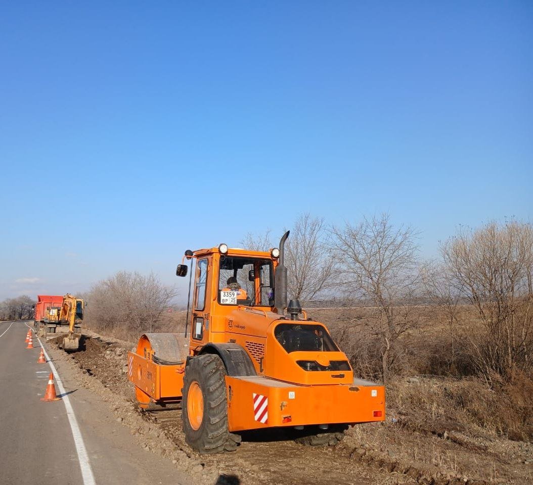 В Октябрьском округе дорожники ведут аварийно-восстановительные работы в районе села Покровка     Ранее на подъезде к селу Покровка специалисты восстановили земляное полотно и асфальтобетонное покрытие. Сейчас на участке рабочие приводят в порядок обочины.    Завершение работ запланировано на конец этой недели.  АО «Примавтодор»