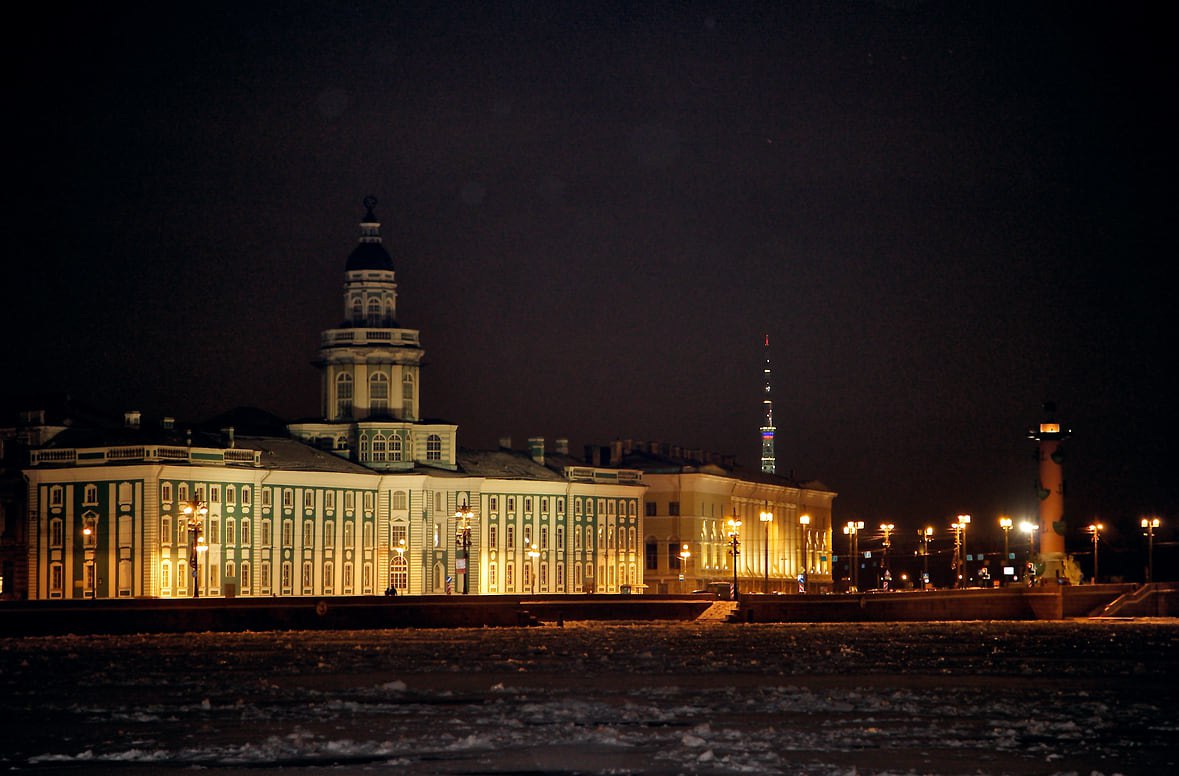 Житель Подмосковья утонул при попытке переплыть Неву в центре Петербурга Тело погибшего мужчины достали из Невы на Университетской набережной в центре Петербурга возле Дворцового моста Об этом сообщает 78 ru По информации телеканала со ссылкой на источник в экстренных службах 46 летний мужчина предположительно пытался переплыть Неву чтобы впечатлить спутницу Пара приехала в Петербург из Подмосковья и вечером 28 октября осматривала город Все подробности произошедшего в настоящий момент выясняются Фото Ирина Бужор Коммерсантъ kommersant spb