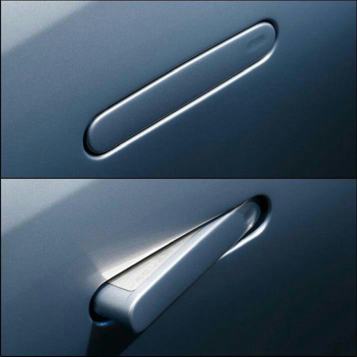 В Китае запретили выпуск автомобилей со скрытыми ручками Согласно новым правилам каждая боковая дверь должна оснащаться механической системой разблокировки которая способна работать при отказе электроники или при аварии Документ опубликован на сайте министерства промышленности и информационных технологий КНР Мера должна вступить в силу с 1 января 2027 года пишет издание TechCrunch Введение стандарта связано с растущими опасениями по поводу безопасности дверей с электронными ручками которые в некоторых случаях не позволяли быстро открыть автомобиль после ДТП Подписаться на Говорит Москва Telegram VK MAX