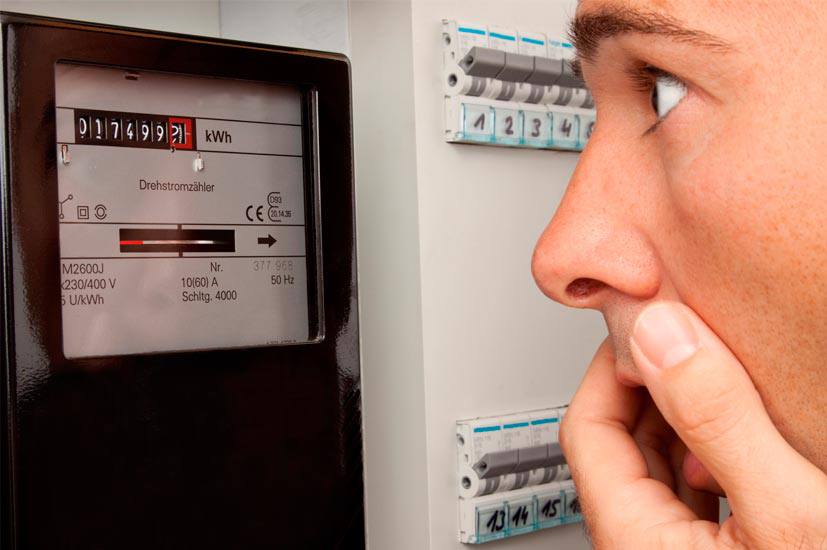 Гигантский долг за коммуналку 1 8 миллиарда рублей накопили жители Алтайского края Эти цифры приводит региональный Минстрой Причём сумма неплатежей продолжает расти С начала года долги населения выросли ещё на 3 Интересно что бюджетники напротив стали платить лучше они снизили свою задолженность почти на 10 Хуже всего ситуация в Каменском и Змеиногорском районах Только за год местные жители стали должны на 100 миллионов рублей больше Из за этого коммунальщики не могут рассчитаться с поставщиками и сами оказались в тяжёлом положении