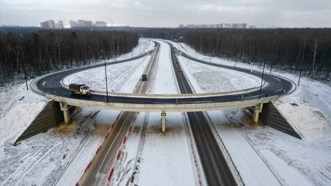 Открыт первый участок Южно-Лыткаринской автодороги  Дебютным участком стала 2,9-километровая развязка на пересечении трассы М-2 «Крым» и Расторгуевского шоссе. Она имеет шесть полос и расчётную скорость движения 120 км/ч.   В конце мая планируется запустить участок от Володарского до Новорязанского шоссе. В июле должна заработать дорога от Каширского шоссе до трассы А-105, а полностью по Южно-Лыткаринской дороге можно будет проехать в конце 2025 года.  Магистраль задумана как южный дублёр МКАД и станет платной. По предварительным данным, проезд будет стоить 10 рублей за километр.