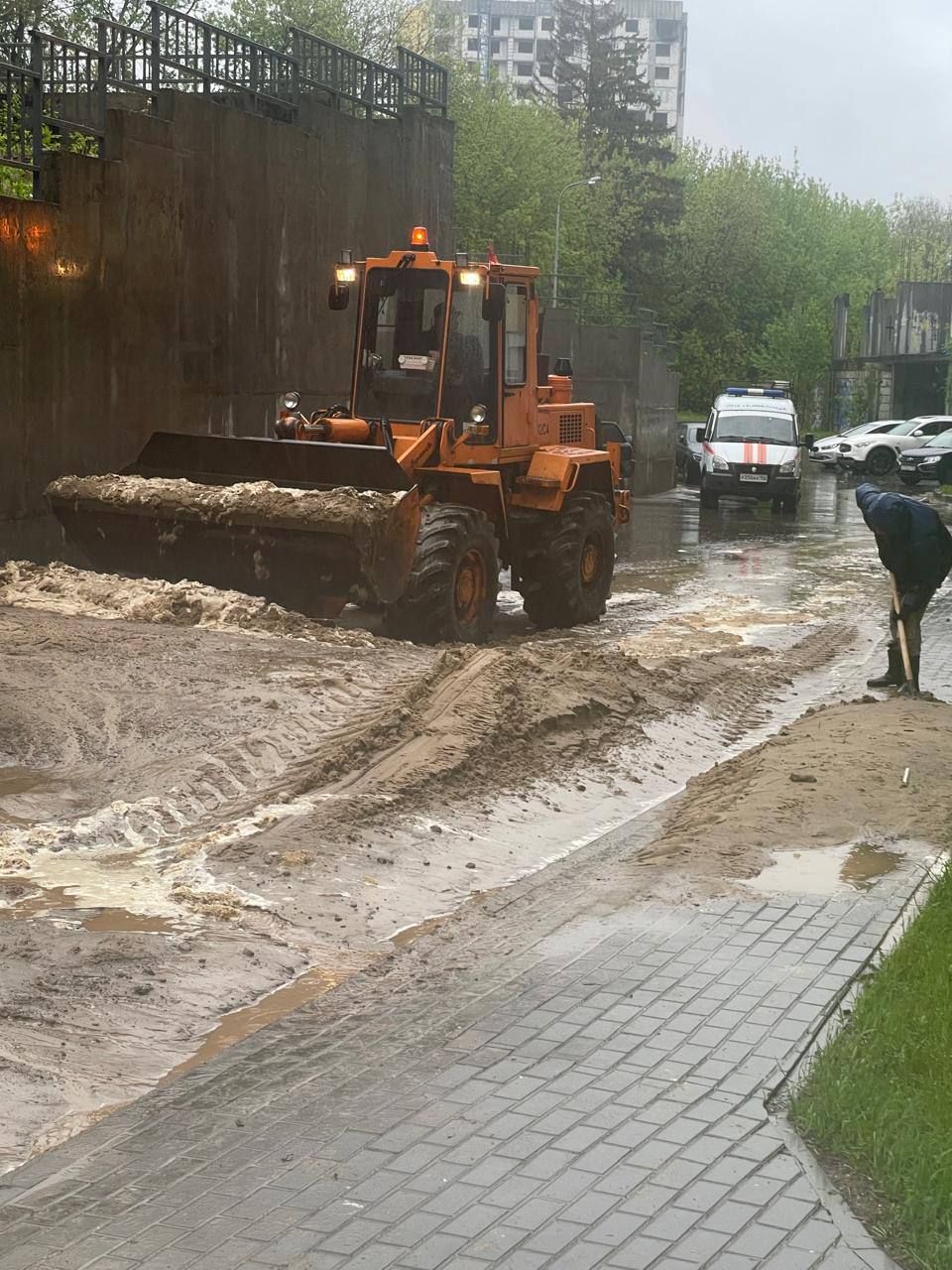 Сегодня Нижегородскую область накрыл южный циклон, который принес с собой сильные дожди. Уже сейчас можно наблюдать первые последствия непогоды. В Сормове оказалась затоплена проезжая часть в районе Светлоярского озера и дорога недалеко от Сормовского рынка. На улице Ошарской ливень спровоцировал селевой поток: реки грязи и воды едва не обрушились на припаркованные рядом автомобили, один из них оказался частично заблокирован. Под воду ушли и дороги в Дзержинске и на Бору. Из-за непогоды на несколько часов приостановила работу канатная дорога. Сейчас, согласно автоинформатору, перевозки возобновились. По прогнозу синоптика Евгения Тишковца, за сутки в Нижнем Новгороде может выпасть практически половина от месячной нормы осадков. На следующий день ливни ослабеют, зато поднимется сильный ветер — с порывами до 17 м/с. Подпишись Предложи новость