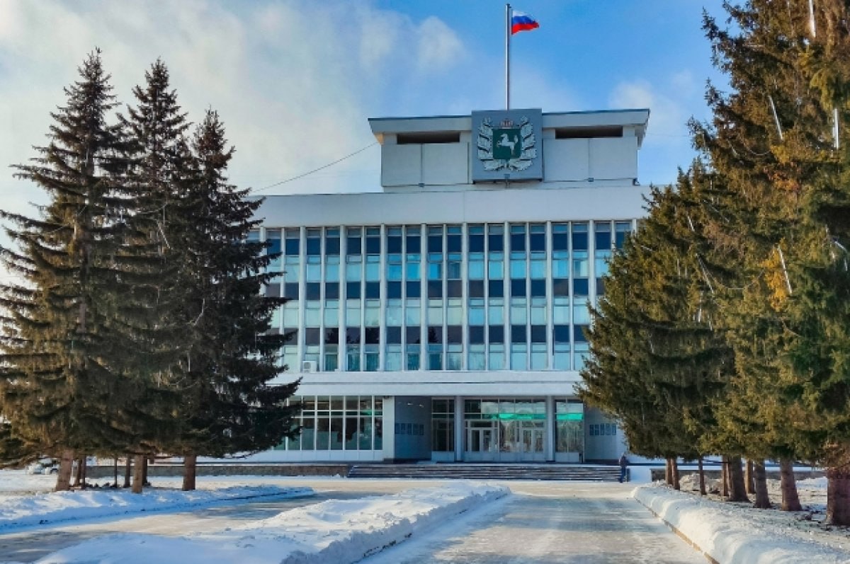 В Екатеринбурге задержали бывшего заместителя губернатора Томской области Александра Лебедева. Вменяют превышение должностных полномочий. В пресс-службе Свердловского областного суда подтвердили, что речь идёт именно об этом чиновнике. Правда, уточнили, что обвинения не связаны с его деятельностью в Томской области. Вплоть до 2024 года Лебедев работал в сфере дорожного хозяйства ХМАО-Югры. В частности, он руководил госкомпанией «Северавтодор» и возглавлял департамент дорожного хозяйства и транспорта в окружном правительстве. Версия