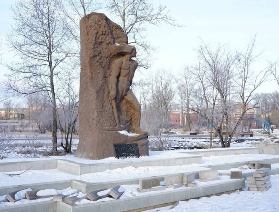 Комиссия во главе с Светланой Колотовкиной, заместителем председателя думы Иркутска Алексеем Савельевым и представителями мэрии проверила благоустройство Комсомольского парка в Иркутске-2.   В настоящее время идет третий этап работ, включая обустройство дорожек, установку малых архитектурных форм и освещения, а также восстановление памятника первым комсомольцам.  Алексей Савельев сообщил, что подрядчик уже подготовил бетонное основание и частично уложил плитку. Несмотря на проблемы с поставками, все материалы доставлены, и работы должны быть завершены до 10 декабря. Также установлен теплый туалетный модуль для маломобильных граждан.  В следующем году планируется заключительный этап благоустройства с озеленением и ремонтом ограждений. К Новому году в парке установят живую елку, а в будущем закупят искусственную с помощью депутатов из «Фонда поддержки избирательных округов».    Хотите чем-то поделиться? Присылайте фото и видео нам   Лучшее опубликуем!