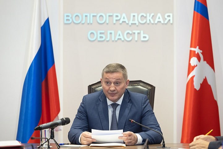 Андрей Бочаров настроил региональных чиновников на борьбу за инвестиции 23 июня в администрации Волгоградской области прошло совещание с руководителями органов власти. Как сообщает ИА «Высота 102», на мероприятии губернатор Андрей Бочаров обсудил реализацию в регионе инвестиционных проектов. - Динамично меняющаяся обстановка на внешнем контуре экономической сферы требует определенной корректировки наших подходов, действий при реализации инвестиционных проектов на территории Волгоградской области. В связи с этим необходимо отметить важность продолжения работы по совершенствованию нормативно-правовой базы Волгоградской области, форм и способов поддержки и защиты инвестиций в социально-экономической сфере региона и муниципальных образований, - подчеркнул глава региона. Одновременно руководитель отметил необходимость по привлечению внебюджетного финансирования не только для решения задач 10-летней программы развития Волгоградской области. Инвестиции должны также приходить и в муниципальные проекты.