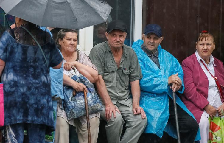 Более трети пенсионеров на Украине живут за чертой бедности, заявила депутат Верховной рады Нина Южанина, сославшись на Пенсионный фонд. По состоянию на апрель, свыше 3,73 миллиона украинских пенсионеров получают пенсию в размере меньше 4 000 гривен порядка 7 600 рублей по текущему курсу . "Старшему поколению — достойное пенсионное обеспечение" — цитата 2019 года из предвыборной программы действующего президента. Вряд ли старшее поколение через шесть лет это чувствует", — отметила нардеп.