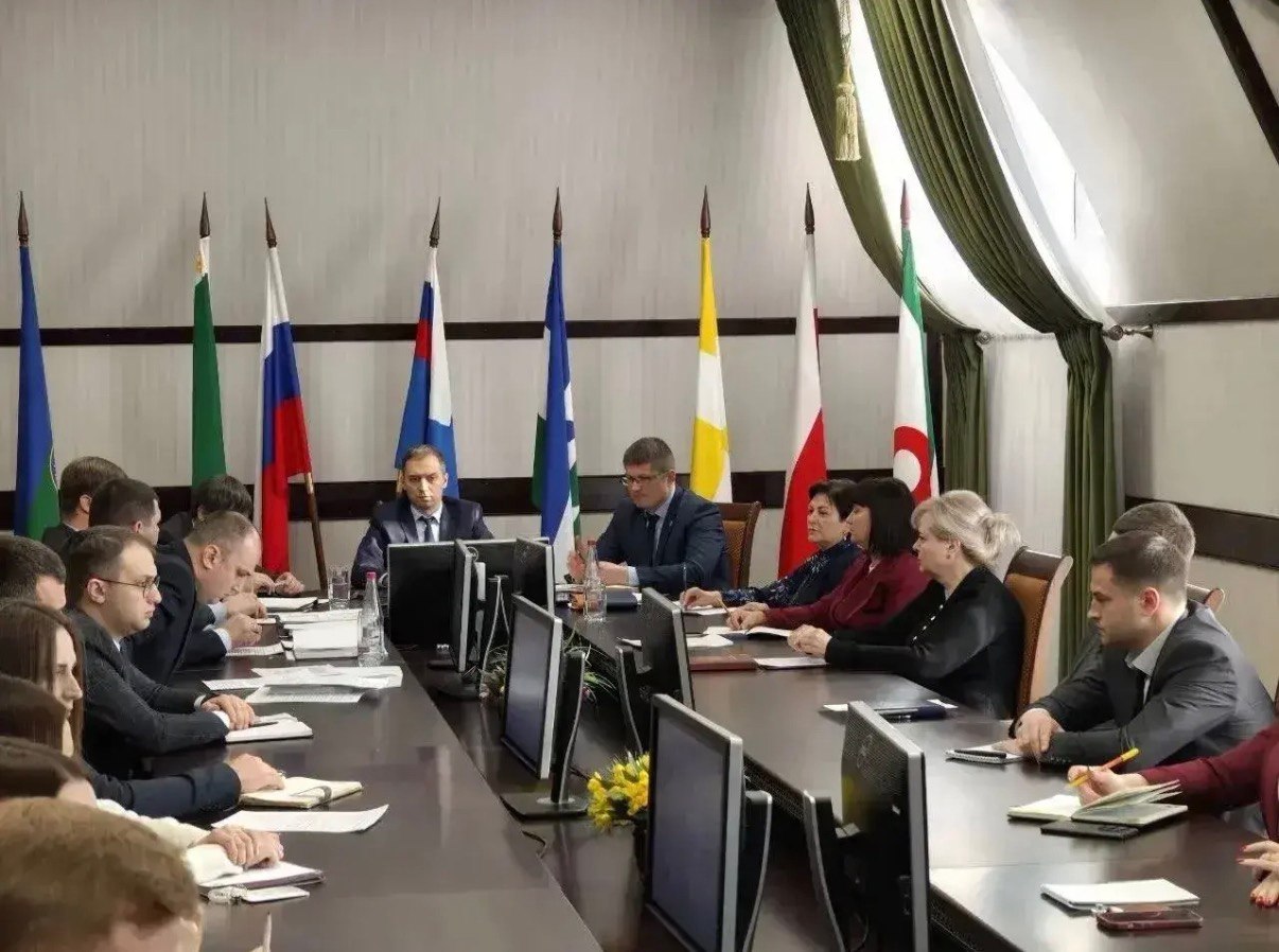 Федеральная служба по финансовому мониторингу VK В Межрегиональном управлении Росфинмониторинга по СКФО подвели итоги работы за 2025 год Под председательством статс секретаря заместителя директора Федеральной службы по финансовому мониторингу Германа Негляда состоялось совещание по подведению итогов работы Межрегионального управления Росфинмониторинга по Северо Кавказскому федеральному округу в 2025 году Выступая на совещании в формате ВКС Герман Негляд отметил важность развития механизмов межведомственного взаимодействия и общих усилий в борьбе с теневыми финансовыми потоками использованием в противоправных целях новых технологий в том числе виртуальных активов дропперством и вовлечением в преступные схемы молодежи и другими вызовами Совместная работа с правоохранительными и надзорными органами это залог своевременного выявления и минимизации рисков отмывания денег и финансирования терроризма на региональном и федеральном уровнях В работе важно руководствоваться международными антиотмывочными стандартами развивать практики информационного обмена Координация общих усилий особенна важна в рамках подготовки к очередному раунду взаимных оценок ФАТФ сказал Герман Негляд И о руководителя МРУ Росфинмониторинга по СКФО Максим Сметанин доложил основные итоги работы Управления за 2025 год и обозначил приоритетные задачи на 2026 год среди них подготовка к пятому раунду взаимных оценок ФАТФ противодействие незаконным финансовым операциям развитие инструментов финансового мониторинга оценка рисков в бюджетной сфере повышение эффективности надзорной деятельности и взаимодействия с субъектами антиотмывочного законодательства и др   В 2025 году во взаимодействии с правоохранительными и контрольно надзорными органами округа сохранено более 1 4 млрд руб бюджетных денежных средств С использованием материалов Управления возбуждено более 350 уголовных дел