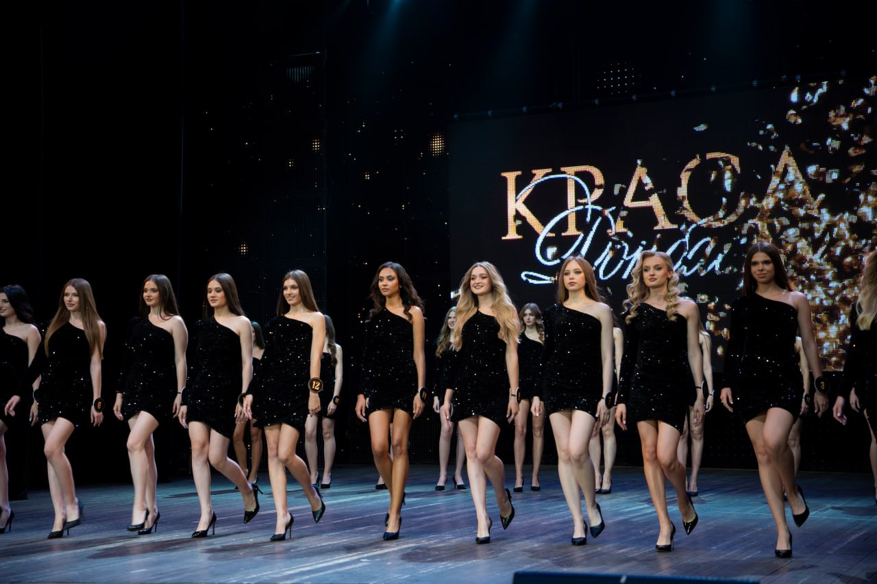 Дончанка София Яицкова стала победительницей конкурса «Краса Донбасса — 2025» В ходе конкурса участницы проходили тестирование на знание истории и культуры, показывали творческие номера. В финале девушки продемонстрировали дефиле в народных костюмах и вечерних платьях. Победительницами и призёрами конкурса стали: Титул «Краса Донбасса» — София Яицкова Донецк «I Вице-мисс Краса Донбасса» — Екатерина Вальдамирова Луганск «II Вице-мисс Краса Донбасса» — Вероника Шеремет Алчевск Титул «Юная Краса Донбасса» — Любовь Буртаева Донецк «I Вице-мисс Юная Краса Донбасса» — Екатерина Пороло Донецк «II Вице-мисс Юная Краса Донбасса» —Алина Кравцова Антрацит Конкурс красоты «Краса Донбасса» организуется Центром развития молодежных инициатив Республики совместно с Министерством молодежной политики ДНР. Мероприятие состоялось в рамках национального проекта «Молодежь и дети». Фото: Министерство молодежной политики ДНР