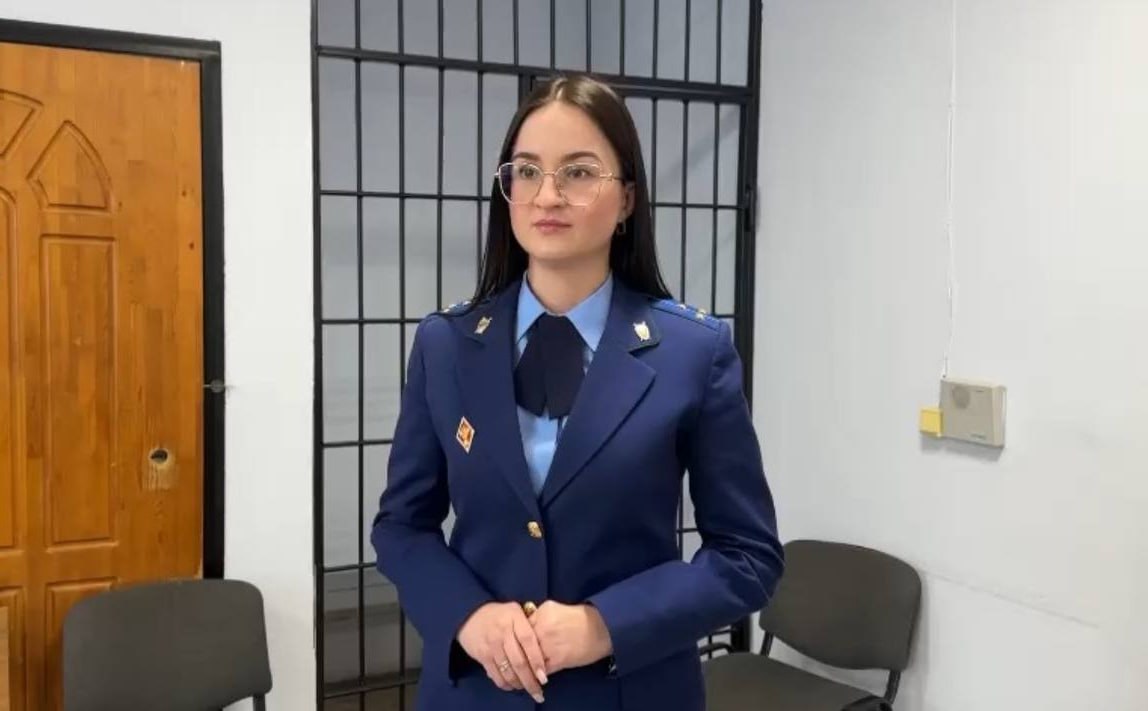 В Томске вынесен приговор по уголовному делу об убийстве вкладчика МММ совершенном более 30 лет назад Советский районный суд г Томска вынес приговор по уголовному делу в отношении 60 летнего местного жителя Он признан виновным по пп а н ст 102 УК РСФСР убийство из корыстных побуждений группой лиц по предварительному сговору Судом установлено что подсудимый узнал что его знакомый владеет значительным количеством сертификатов акций и билетов известной в то время финансовой пирамиды МММ Желая быстро обогатиться он решил похитить их Для этого он разработал план убийства вкладчика для реализации которого за денежное вознаграждение привлек соучастника В сентябре 1994 года сообщники заманили жертву в гаражный бокс под предлогом совместного отдыха Там они попытались его задушить а когда он вырвался нанесли удары колюще режущими предметами в жизненно важные органы От полученных повреждений мужчина скончался на месте Злоумышленники избавились от тела закопав его в ближайшем лесном массиве Подсудимый забрал из сумки убитого ценные бумаги которые затем продал выручив за них 7 млн неденоминированных рублей соучастнику он заплатил 200 тыс такими же банкнотами В суде подсудимый частично признал свою вину утверждая что всю грязную работу выполнил его подельник который скончался в 1999 году Сам же он лишь разработал и руководил преступным планом Государственный обвинитель опроверг защитную версию и настаивал на самом строгом наказании Он отметил что фигурант уголовного дела имеет богатое криминальное прошлое и уже отбывает наказание в местах лишения свободы за другие убийства   С учетом позиции прокурора суд за содеянное приговорил виновного к 9 годам лишения свободы а по совокупности с ранее вынесенным приговором назначил ему наказание в виде пожизненного лишения свободы с отбыванием в исправительной колонии особого режима В отношении соучастника уголовное преследование ранее было прекращено в связи с его смертью