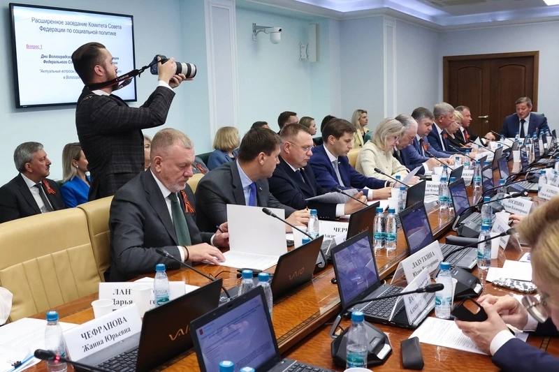 Накануне пленарного заседания Совета Федерации обсудили ряд вопросов в рамках Комитета по социальной политике В том числе: Правовое регулирование оборота метанола Напомню, что это крайне токсичное вещество, опасное для здоровья человека. Законом предусматривается создание Реестра организаций, имеющих право осуществлять оборот метанола, а также вводится запрет на розничную продажу этого спирта и обязательная маркировка метанолсодержащих продуктов. Пенсионное обеспечение лиц, проходивших воинскую службу Теперь пенсионер может сам выбрать способ выплаты пенсии — через Федеральное казначейство или ПАО «Сбербанк», то есть на свое усмотрение выбрать банк на территории нашей страны. Меры, направленные на защиту жилищных прав граждан, экстренно покинувших территорию Херсонской области Изменениями в федеральный закон устанавливаются особенности использования социальных выплат — государственных жилищных сертификатов, тем самым снизить риски мошеннических действий. Участникам СВО предложено предоставить право на обращение с заявлением о признании их банкротами во внесудебном порядке Для этого необходимо будет предъявить справку, подтверждающую факт участия в СВО. Появляются дополнительные механизмы учёта иностранных граждан на территории РФ Субъекты РФ получают право привлекать к трудовой деятельности иностранных специалистов, получивших патент в другом субъекте РФ, при условии наличия соглашения между субъектами. Новости сенатора Новикова