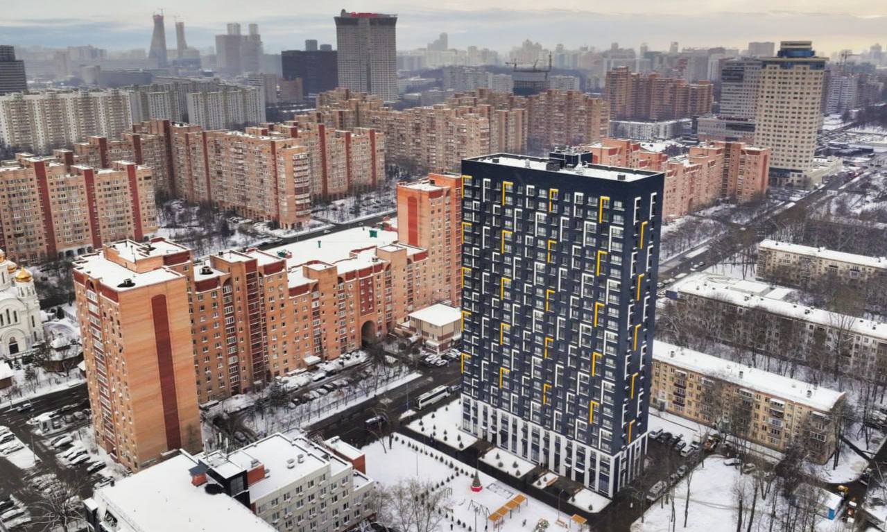 Установлен рекорд скорости жилищного строительства Многоэтажный дом в Москве возвели всего за 6 месяцев Все это в рамках программы реновации Такой результат был достигнут благодаря использованию крупномодульной технологии готовые модули включают сразу внутреннюю отделку и инженерные коммуникации Это сократило сроки монтажа на площадке и обеспечило высокое качество работ