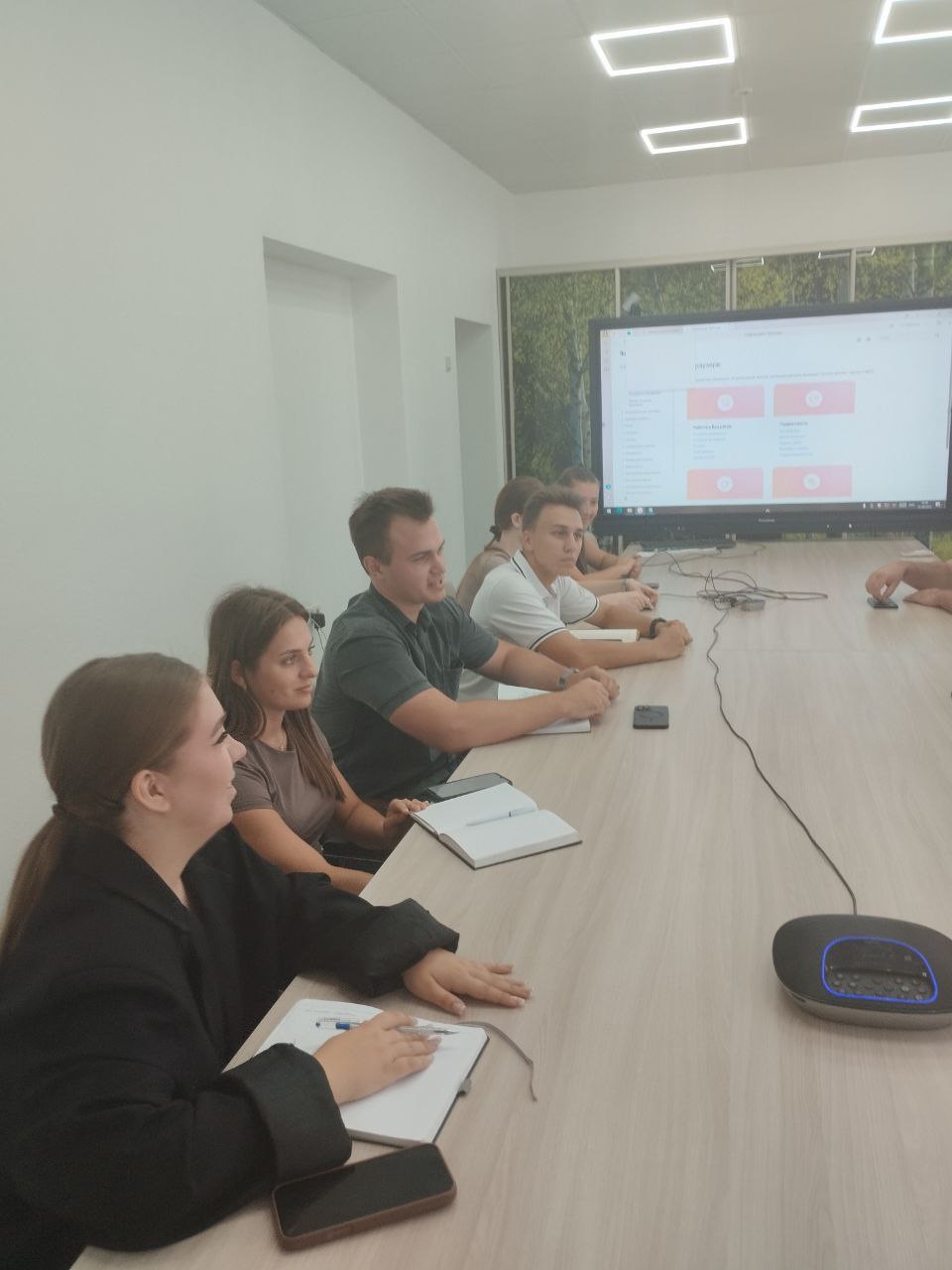 Студенты РАНХиГС и МелГУ провели экспертное интервью с сотрудниками Министерства образования и науки Запорожской области на тему "Общегражданская идентичность и социальная архитектура". Были затронуты такие важные вопросы, как актуальная гражданская позиция населения, определение важности понятия "идентичность", патриотическое воспитание молодежи и приобщение к российским духовно-нравственным ценностям. Особое внимание уделили образовательному процессу в школах , а также историческому просвещению населения на новых территориях.