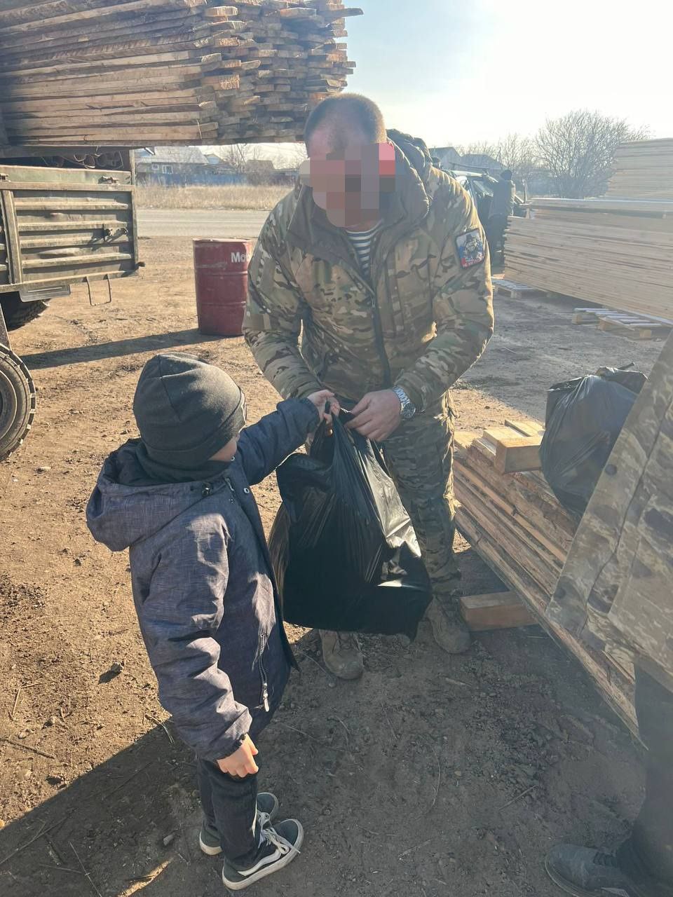 5-летний житель Новоалександровского округа Ставрополья Артем собирал в копилку деньги на телефон. Узнав от родителей, что приедут военнослужащие, попросил их купить на все собранные денежки сапоги для защитников!   Вчера маленький патриот лично вручил 6 пар сапог нашим бойцам. Артем последовал примеру своих родителей – они активно помогают нашим землякам, находящимся в зоне СВО. Это большой поступок маленького человека. Спасибо родителям за такое воспитание, – пишет глава округа Эдуард Колтунов.