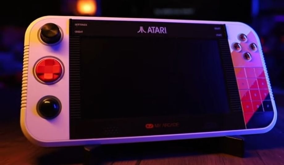 Atari анонсировала портативную консолью Gamestation Go  Atari не забывает о своей истории и возвращается с новым проектом — портативной консолью Gamestation Go, которая появится на CES 2025. Компания, которая произвела революцию в игровой индустрии, сообщила о показе новой консоли для фанатов ретро-игр.