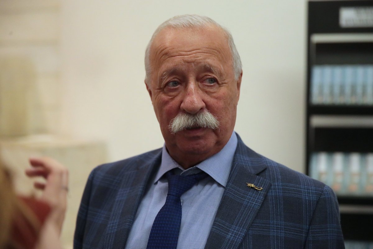 Валерия Гай Германика сказала, что работает над многосерийным боди-хоррором с Леонидом Якубовичем в главной роли. Вместе с ведущим «Поле Чудес» на экране появится Мария Кончаловская.