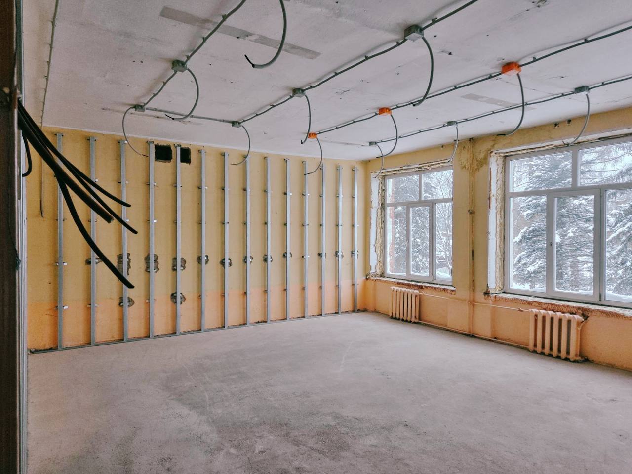 Капремонт школы 27 в селе Трубино продолжается Специалисты завершили демонтажные работы и перешли к внутренней отделке В школе обновят кровлю и водосточную систему заменят инженерные сети установят системы видеонаблюдения и пожарной безопасности Работы коснутся всех учебных классов пищеблока библиотеки лабораторий и мастерских которые оснастят современным оборудованием Фасад здания обновят а прилегающую территорию благоустроят Ремонт проходит в рамках государственной программы Строительство и капитальный ремонт объектов социальной инфраструктуры Московской области в соответствии с задачами нацпроекта Молодежь и дети Все работы завершат до 1 сентября строительствощёлково