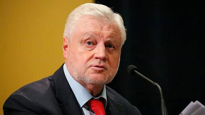 Миронов предложил ввести ЕГЭ для чиновников. "Мы решили воспользоваться поводом, чтобы предложить ввести ЕГЭ для чиновников. Да-да, для чиновников, чтобы они регулярно сдавали экзамены по русскому языку, на знание Конституции и истории родной страны", - сказал депутат. Миронов также уточнил, что контроль за чиновниками на экзаменах нужно организовать такой же, как за школьниками на ЕГЭ: полностью обыскивать, поставить камеры в туалетах и чтоб не было никаких мобильных телефонов. За нарушение дисциплины и списывание – удаление из аудитории с правом пересдачи только через месяц. Не сдал – минус премия, понижение в должности, в зарплате. Не сдал три раза – увольнение. Написать нам