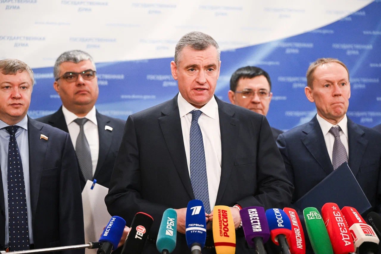 Полицейские пенсионеры не должны ждать жилье годами! Депутаты фракции ЛДПР предложили до 2027 года установить переходный период для получения единовременной социальной выплатой ЕСВ на покупку жилья вышедшими на пенсию полицейскими, которые стоят в очереди на получение данной льготы. С 2027 года сотрудники органов внутренних дел должны получать ЕСВ не позднее чем через три года после выхода на пенсию. Сейчас сотрудники полиции, прослужившие не менее 10 лет, также могут подать заявление на получение ЕСВ. При этом срок получения выплаты законодательно не определен. Порой денег на покупку жилья приходится ждать по 8-10 лет. Считаем, что предложенные ими меры позволят поэтапно решить проблему с получением ЕСВ. И в конечном итоге станут социальной гарантией и дополнительной мотивацией для службы в полиции. «Получения единовременной социальной выплаты всё ещё ожидают полицейские, которые встали в очередь 13 лет назад. Общее количество не получивших положенную выплату скоро достигнет 90 тысяч человек. Несправедливо, что те, кто охраняет закон и порядок, десятилетиями не могут добиться положенной поддержки от государства. ЛДПР предлагает решать эту проблему поэтапно. Сначала обеспечим квадратными метрами полицейских пенсионеров, которые годами тяжёлой работы заслужили право на собственное жильё. Далее установим конкретный срок – квартиры полицейским будут предоставляться не позднее, чем через три года после выхода на пенсию. Перед сотрудниками МВД стоят серьёзные задачи, зачастую сопряжённые с риском для жизни и здоровья. Это и наведение порядка в миграционной сфере, противодействие экстремизму, борьба с подростковой преступностью, обеспечение безопасности и покоя наших граждан. Поэтому нам необходимо защитить их интересы, повысить престиж этой сложной и опасной профессии, чтобы больше молодых толковых ребят хотели работать в органах внутренних дел, а уже действующие сотрудники не теряли мотивации к службе», – рассказал Председатель ЛДПР Леонид Слуцкий. 20 мая 2025 года законопроект направлен на рассмотрение Государственной Думы.