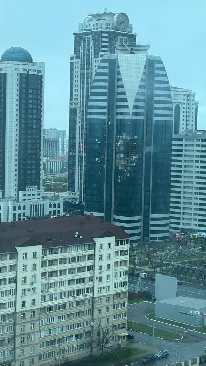 Не у нас Беспилотники атаковали комплекс Грозный Сити в Чечне несколько этажей делового центра разрушены Режим Ковер введен в аэропортах Северного Кавказа в том числе в самом Грозном Причиной взрыва в столице Чечни мог стать прилет БПЛА пишут местные Видео в MAX