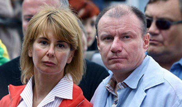 Бывшая жена Потанина стала совладелицей Норникеля Наталья Потанина бывшая супруга миллиардера Владимира Потанина получила право претендовать на многомиллиардную долю его акций в Норникеле Такое решение принял Апелляционный суд Лондона сообщает Reuters Это дело считается одним из самых масштабных бракоразводных процессов в истории Потанина намерена компенсировать потери после официального развода в 2014 году Она хочет получить 50 стоимости доли бывшего мужа в акциях Норникеля примерно 11 76 млрд Кроме того она требует 50 всех дивидендов выплаченных Потанину с 2014 года По её данным за это время он получил от компании около 5 млрд Таким образом жена хочет лишить Владимира Потанина более 7 млрд трети его состояния по Forbes 24 2 млрд