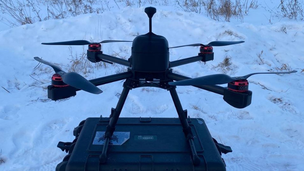 Школьник из Челябинска разработал метеодрон Ученик школы 56 создал дрон для метеорологического мониторинга и вышел в финал конкурса Я конструктор будущего Проект воспитанника Кванториума Никиты Голубицкого попал в десятку лучших отобранных из 160 работ Юный конструктор изучал современные способы сбора метеоданных и заметил что в нашей стране почти нет доступных решений на базе беспилотных летательных аппаратов Цены на зарубежные образцы доходят до 10 20 млн рублей Себестоимость разработки школьника в несколько раз меньше около 100 тысяч Квадрокоптер способен автономно подниматься на высоту до 10 км и передавать данные через радиоканал на низких частотах переводя их в красивые и понятные графики приводят слова финалиста в Московском авиационном институте После испытаний разработку внедрила одна из компаний В данный момент школьник создает для дрона систему навигации без GPS используя технологии искусственного интеллекта Фото предоставлено Московским авиационным институтом Подписывайтесь на Вести Южный Урал в MAХ