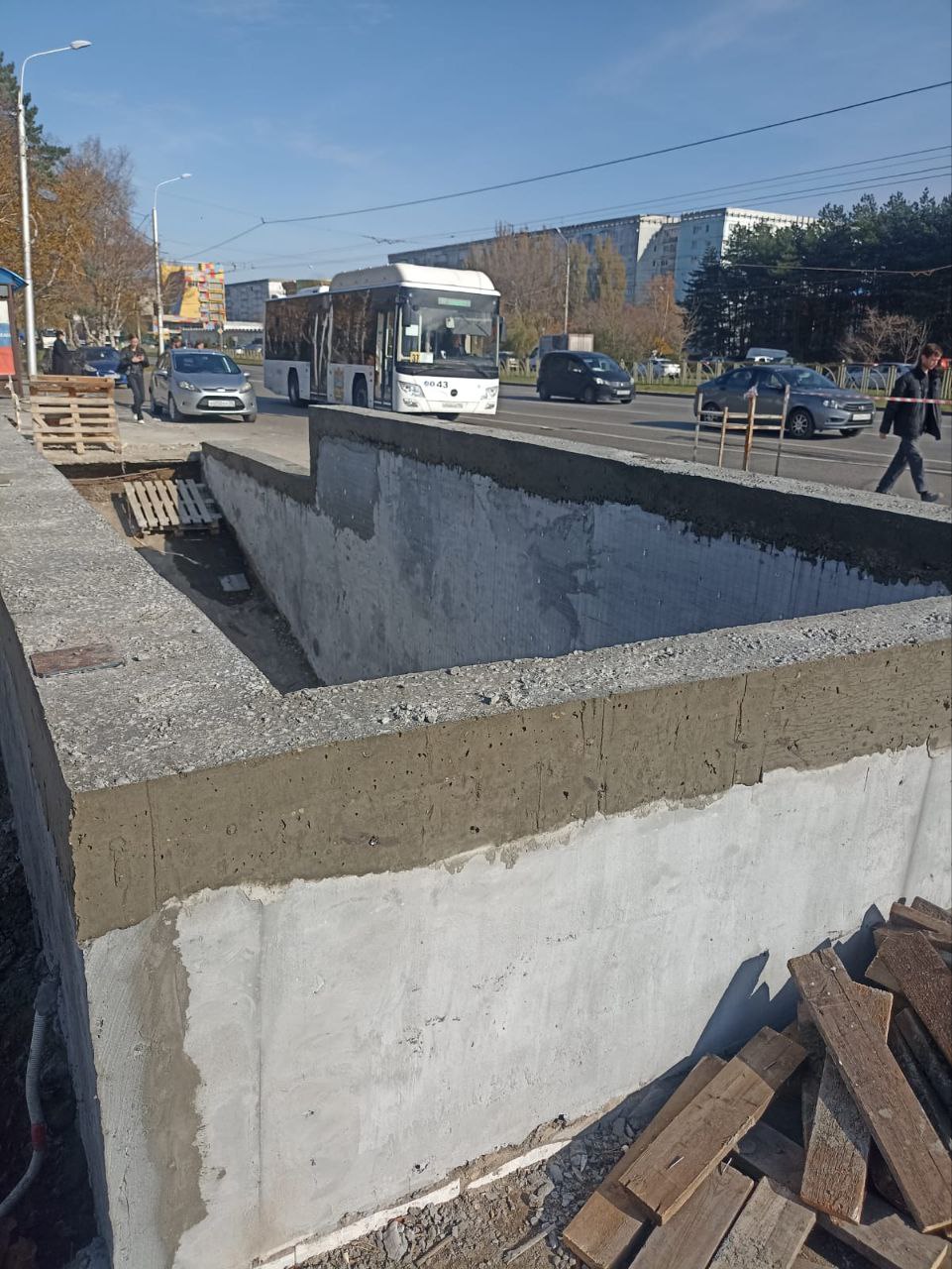 В Ставрополе продолжается капремонт подземного перехода на проспекте Кулакова На данный момент рабочие завершили подготовку основания пола оштукатурили стены и установили армирующую сетку для дальнейшей отделки Параллельно ведется заливка парапета замена устаревшей электропроводки и прокладка кабеля для современной системы видеонаблюдения которая будет интегрирована в общегородскую систему Безопасный город В ближайших время здесь отремонтируют ступени облицуют стены и потолки установят новые светильники и проведут монтаж навесов над входами