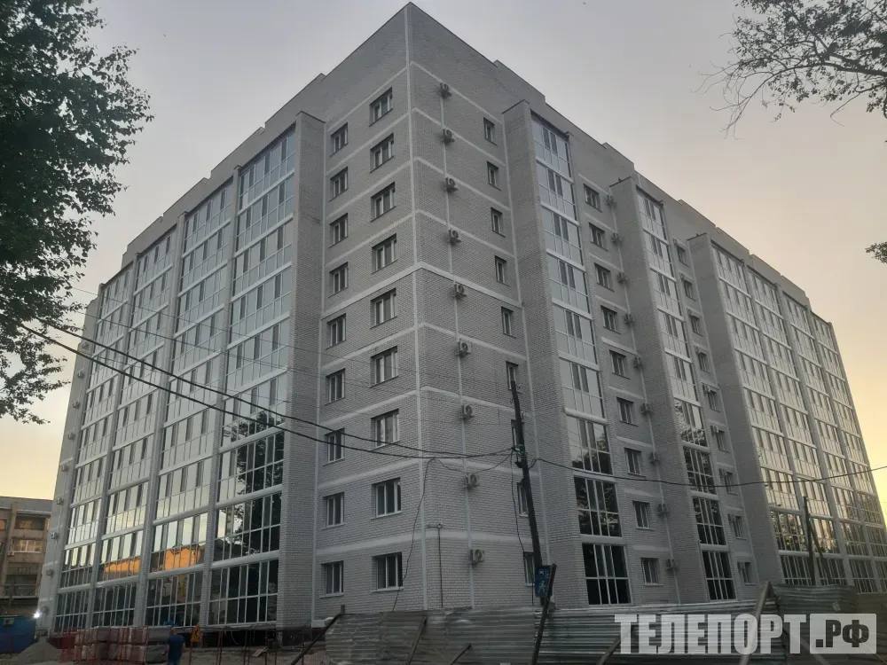 Губернатор Амурской области прокомментировал тему стоимости жилья в Свободном Завершение строительства крупных предприятий с демобилизацией привлеченных работников сбалансирует спрос и стоимость недвижимости Прямо сейчас губернатор Амурской области Василий Орлов проводит прямой эфир на своих страницах в социальных сетях а также в аккаунтах правительства региона Глава Приамурья уже затронул темы из сферы ЖКХ медицины транспорта и других Так например губернатор назвал уровень газификация населения В настоящее время он составляет 8 процентов К 2030 году планируется довести этот уровень до 30 процентов Несколько населенных пунктов включая село Чигири будут газифицированы в ближайшие годы Также Василий Орлов обратил внимание отдельное внимание на город Свободный Он стал одним из лидеров региона по строительству и вводу жилья Жилой микрорайон для сотрудников строит компания Газпром также жилые комплексы в городе возводит СИБУР Высокие темпы жилищного строительства а также завершение строительства Амурского ГПЗ и Амурского ГХК с демобилизацией работников подрядных организаций уже в ближайшем будущем сбалансируют спрос и стоимость жилья в городе президентского внимания цитирует губернатора пресс служба правительства Амурской области ТЕЛЕПОРТ РФ здесь все об Амурской области  Мы в МАХ  Написать нам