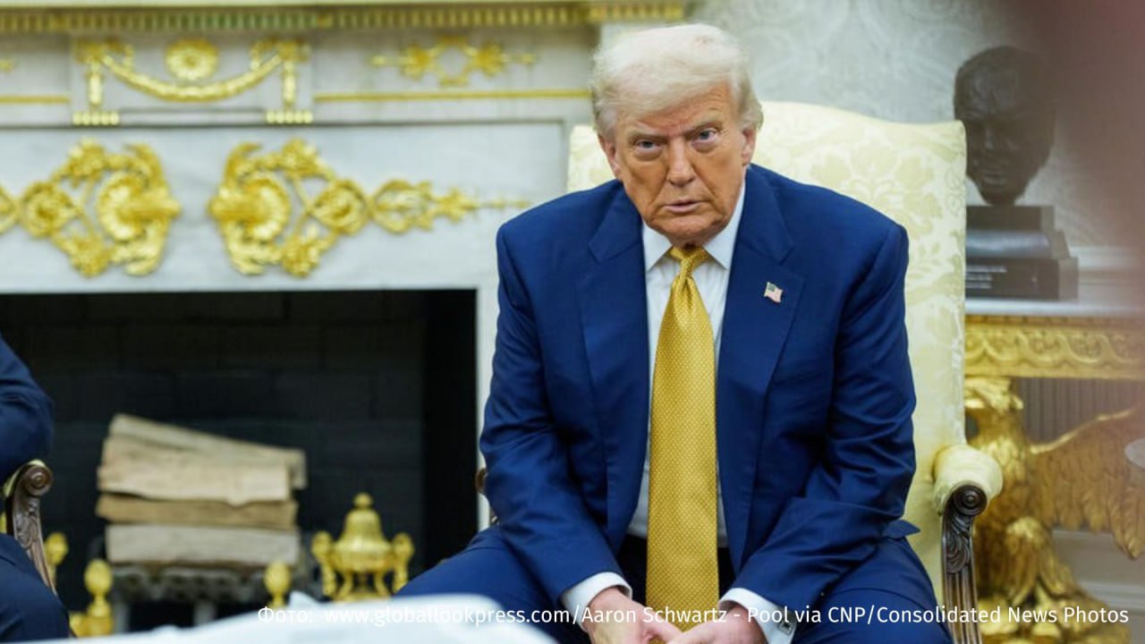 У Дональда Трампа была выявлена хроническая венозная недостаточность после медицинского обследования, сообщила пресс-секретарь Белого дома.  В последние недели президент США испытывал отечность ног, уточнила Левитт. Также она отметила, что на недавних фотографиях у Трампа были видны "небольшие синяки" на тыльной стороне ладони — это связано с частыми рукопожатиями президента.  "Все результаты были в пределах нормы. Также была проведена эхокардиограмма, которая подтвердила нормальную структуру и работу сердца. Признаков сердечной недостаточности, почечной недостаточности или системных заболеваний не выявлено", — добавила Левитт.    Больше новостей тут  МАХ  Отправить новость