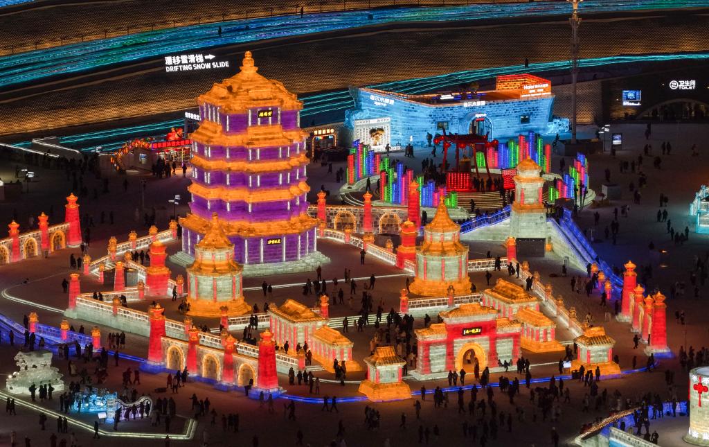 В Харбине стартовал международный фестиваль льда и снега Media Харбин 6 января Синьхуа 42 й Харбинский международный фестиваль льда и снега стартовал в административном центре провинции Хэйлунцзян Северо Восточный Китай в понедельник 5 января За прошедший 41 год харбинский фестиваль задуманный как первое в Китае мероприятие международного уровня по снежно ледовой тематике успел превратиться в одно из четырех крупнейших зимних шоу в мире 0 2026 01 06 10 50 15 Full Text