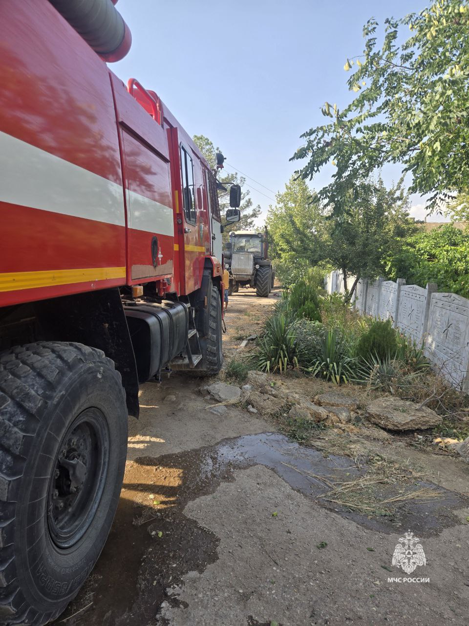 Из горящего дома в Сакском районе спасли двух детей и пенсионерку Возгорание кровли и чердачного помещения дома произошло в селе Митяево. За 15 минут огонь локализовали, сообщили в ГУ МЧС РФ по Крыму. «Предварительная причина пожара — короткое замыкание проводки или аварийная работа электрооборудования», — добавили в ведомстве. : ГУ МЧС РФ по РК ВЕСТИ КРЫМ