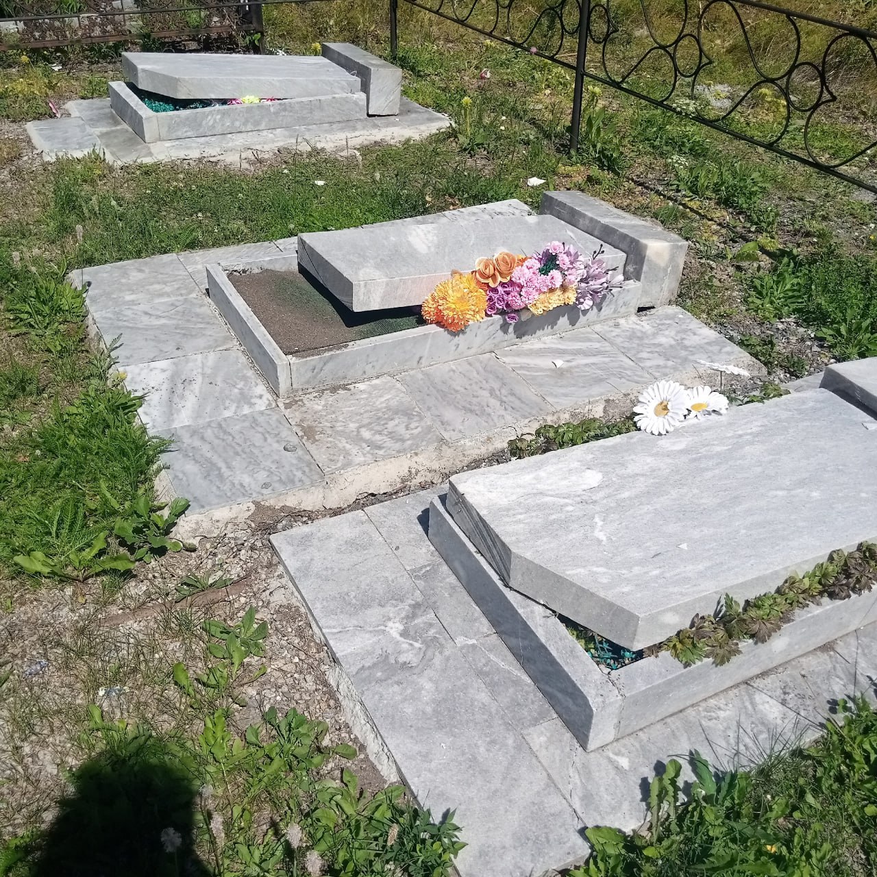 «По отцу и дочери протоптались»: вандалы разгромили кладбище в Челябинской области Могильные плиты массово повалили в снежинском поселке Ближний Береговой, рассказала местная жительница в сообществе «Текслер, помоги!» во «ВКонтакте». «Мы боимся, что никто не понесет наказание. А по моему отцу и по моей дочери протоптались в прямом смысле слова и еще по многим захоронениям. Это вандализм, как я могу спокойно ждать суда, которого не будет? Помогите проследить и наказать виновных», - написала Юлия Комлева. В комментариях другие подписчики подтвердили разгром кладбища. Судя по размещенным видео и фото, поврежденными оказались десятки могил. Полиция знает о произошедшем и занимается этим случаем. По некоторым данным, акт вандализма совершили дети. «Это похоже на какую-то секту больных извращенцев. Здоровые люди так не сделают», - комментируют пользователи соцсети произошедшее. Фото из упомянутой группы