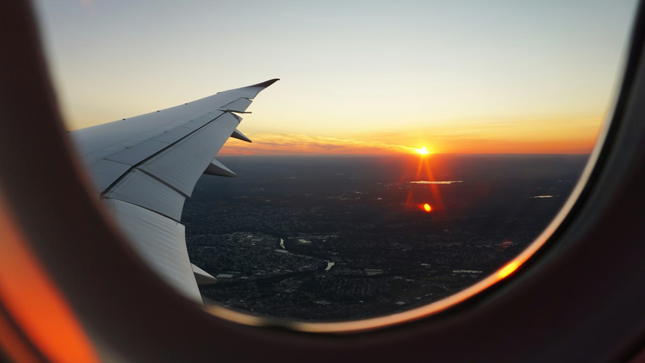Американские авиакомпании United Airlines и Delta Air Lines столкнулись с коллективными исками от клиентов из за того что продавали места у окон которые расположены между иллюминаторами Пассажиры посчитали это мошенничеством Они возмутились что доплатили за места с видом а в итоге не получили ожидаемого По словам истцов окна требуются многим пассажирам из за страха полета клаустрофобии укачивания или беспокойных детей Больше новостей в Daily News