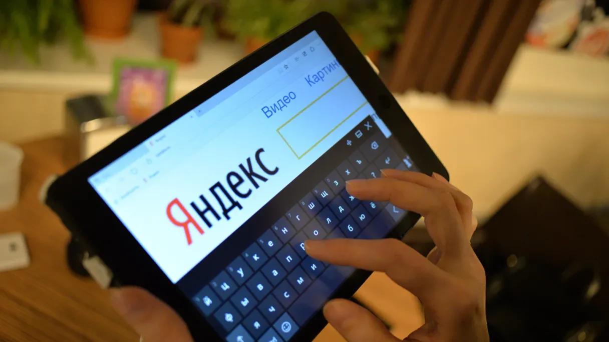 «Яндекс» тестирует шопинг с помощью поиска без перехода в магазины «Яндекс» тестирует новую кнопку чекаута в «Поиске», сейчас это закрытый эксперимент», — рассказали Forbes в компании. Эксперимент заключается во введении для пользователей возможности оформлять заказы на товары в магазинах партнеров прямо из поисковой выдачи, без перехода на сторонние сайты. При выборе товара система перенаправит пользователя в предзаполненную форму с данными для доставки, ПВЗ, платежной информацией и с возможностью оформить рассрочку. Пользовательские данные, включая банковские карты, защищены в «Яндекс ID». В компании также заверяют, что гарантируют безопасность покупок в интернет-магазинах, подключенных к программе. Классический поиск в интернете уходит в прошлое, и «Яндекс» пытается вернуть себе статус того, кто определяет правила игры, забрав обратно трафик, который ранее ушел к агрегаторам и маркетплейсам, считают эксперты. Впрочем, это рискованный шаг, и переход на эту модель вряд ли будет стремительным. Подробности на сайте Forbes : Фото Виктории Вотоновской / ТАСС