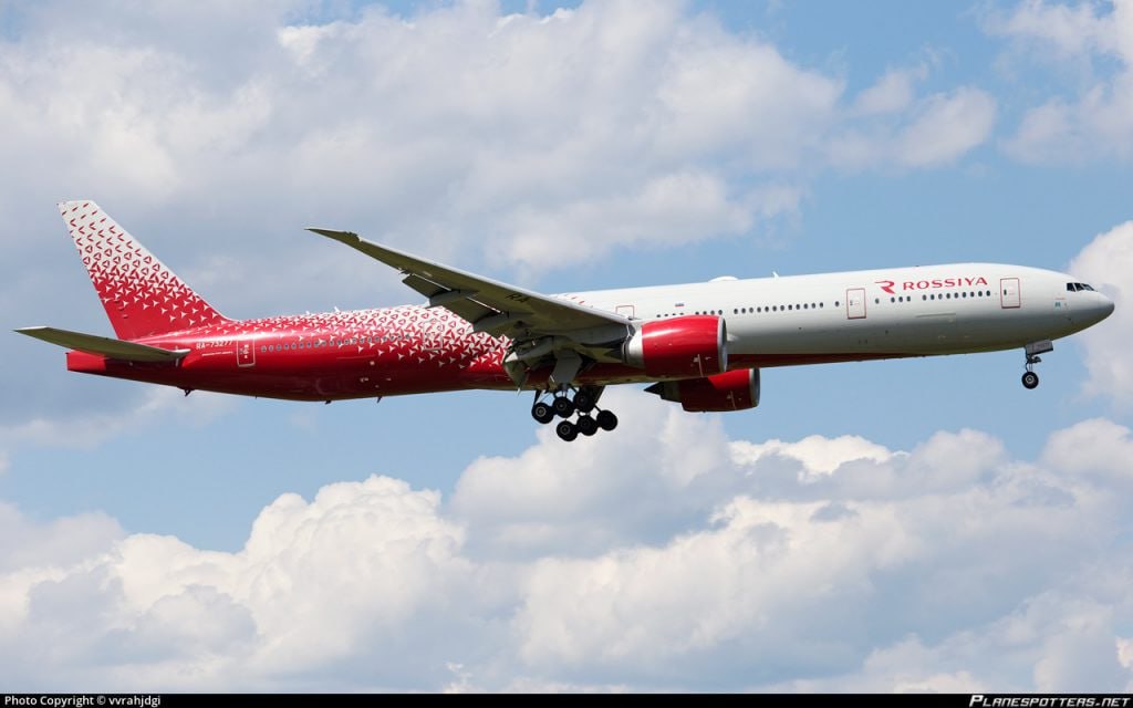 От «Суперджета» до Boeing 777: всё полетит в Калининград Авиакомпания «Россия» в июле и августе будет выполнять часть рейсов из Москвы в Калининград на Boeing 777-300ER. Уже сейчас на маршруте можно «поймать» борт в компоновке на 457 кресел – из тех, что раньше летали в Emirates, теперь они летают не только на Дальний Восток. Всего у авиакомпании 4 летающих борта этого типа и ещё 3 Boeing 777-300 с «обычной» дальностью полёта в более просторных компоновках, а списочное количество – 10 машин по 5 каждых . Также «Россия» летает в Калининград на Boeing 737-900, а несколько рейсов пыталась совершить на Boeing 747-400, однако «Джамбо» для таких коротких маршрутов неэффективен. В дополнение к действующему расписанию, с 4 по 31 августа между Москвой и Калининградом вводится новый рейс SU6151/6152 авиакомпании «Россия» на «Суперджетах»: по понедельникам, вторникам, средам, четвергам и воскресеньям. На Boeing 777-300ER часть рейсов в Калининград вместо Airbus A321 выполняет и «Аэрофлот». Общая частота полётов будет достигать 178 рейсов в неделю. Таким образом, будет побит рекорд прошлого лета, когда авиакомпании Группы «Аэрофлот» Аэрофлот, «Россия», «Победа» выполняли до 166 рейсов в неделю. На собственных рейсах «Аэрофлота» действуют плоские тарифы, поэтому на большинство дат все билеты в эконом раскуплены. Но часть мест в тот же салон продаётся по классу Комфорт, также коммерческие тарифы применяются на рейсах «России» и «Победы», и там шансы купить билет выше.