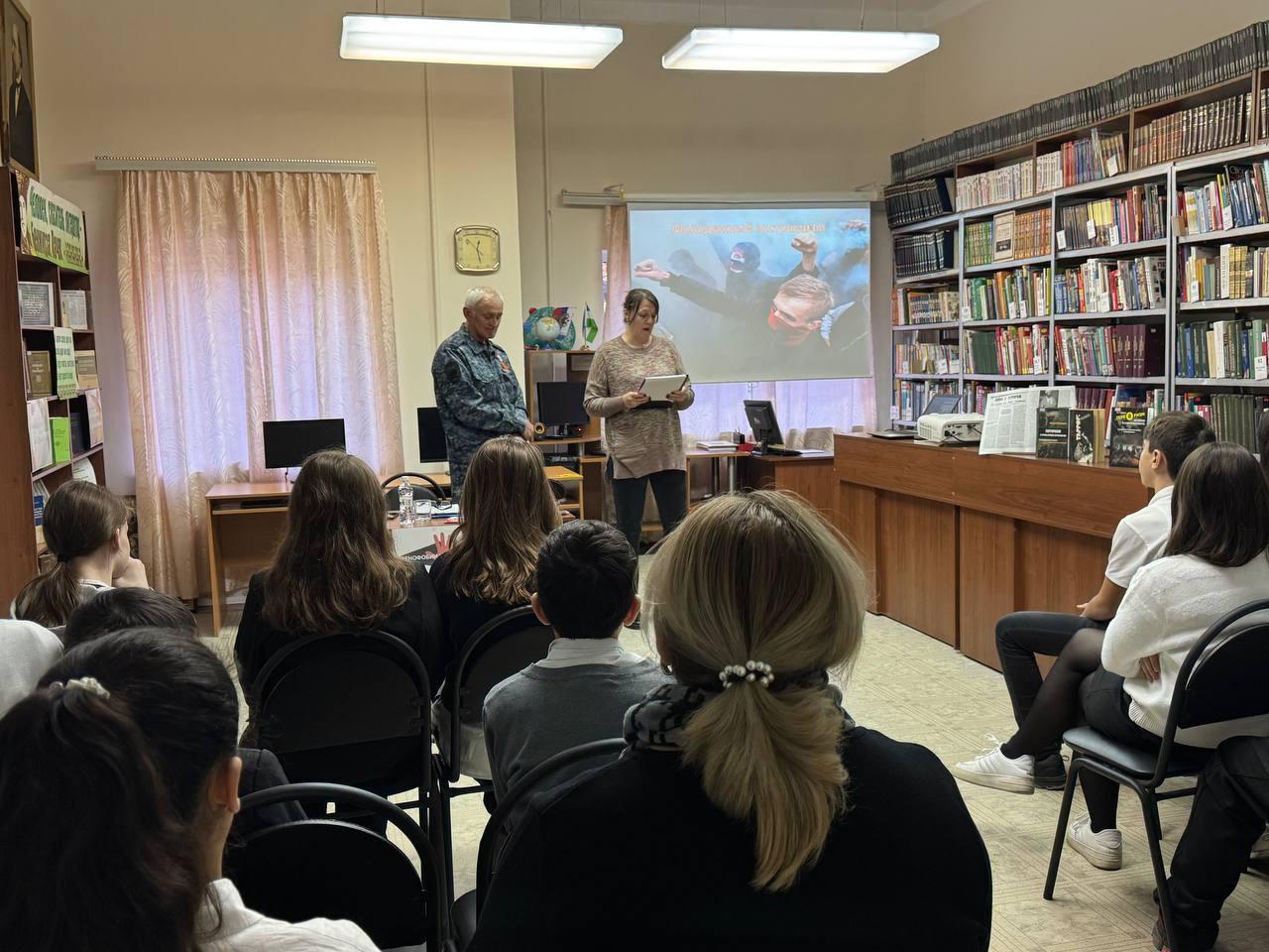 В республиканской детской библиотеке им. Б. Пачева в рамках федерального оперативно-профилактического мероприятия «Нет ненависти и вражде», прошла информационная беседа «Осторожно, экстремизм!».    В мероприятии принял участие заместитель председателя Совета Ветеранов МВД Артур Темботов и  учащиеся 7 класса МКОУ СОШ №23 г. Нальчика.     Ветеран МВД поделился с семиклассниками своими знаниями о том, что такое экстремизм, почему важно правильно выбирать себе друзей в интернете, как молодых людей вовлекают в экстремистскую деятельность.     Весь оставшийся день каждый желающий читатель библиотеки мог посмотреть видео ролики, которые демонстрировались в формате нон-стоп в помещении библиотеки.