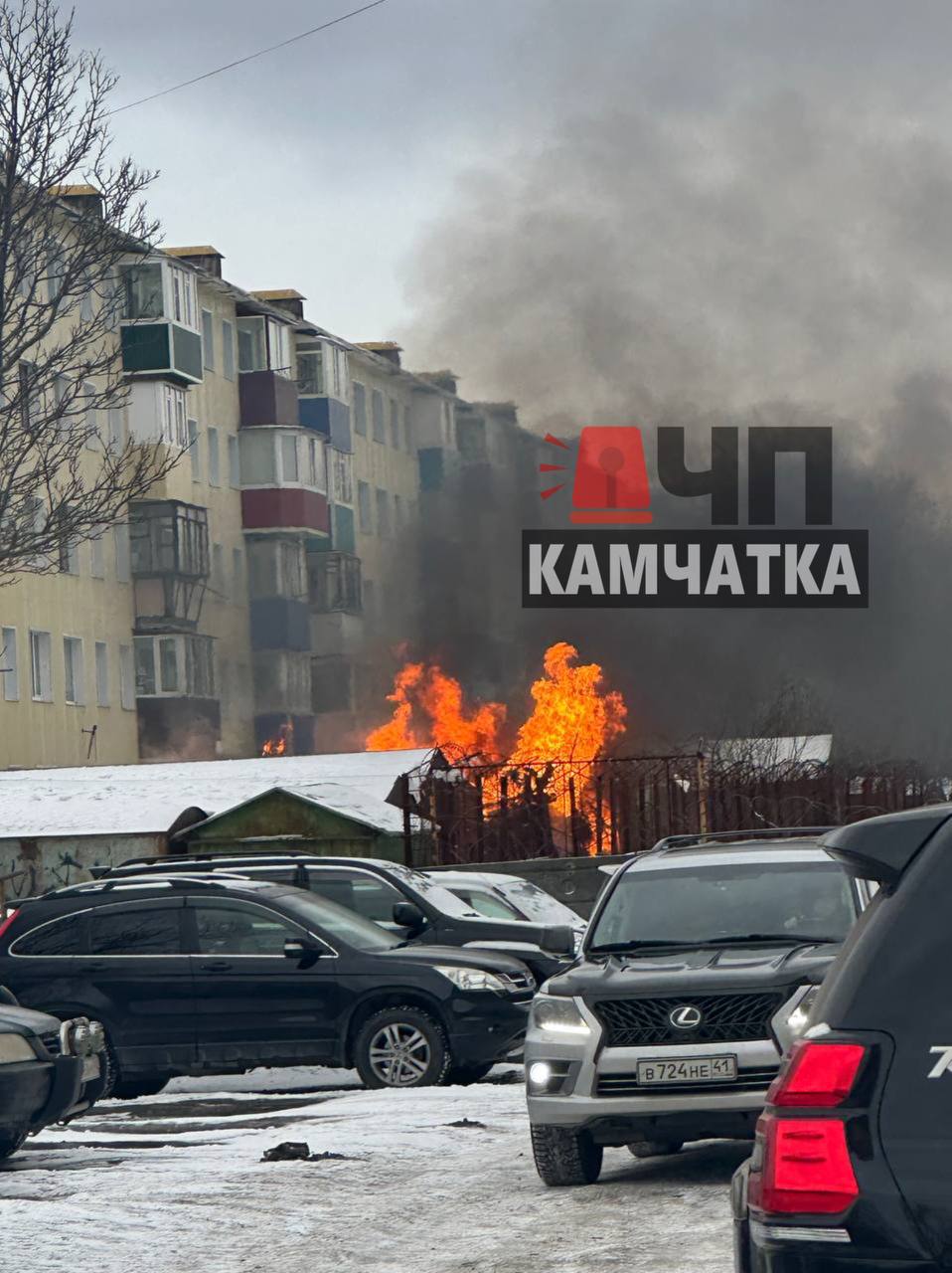 В Петропавловске загорелся гараж  У дома № 13 на проспекте Карла Маркса загорелся гараж.   На месте работают пожарные, сообщает подписчик «ЧП Камчатка».