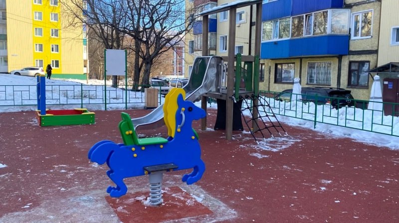 Прием заявок на участие в проекте Дальневосточные дворы в 2026 году В Петропавловске Камчатском ведется прием заявок на участие в федеральном проекте Дальневосточные дворы в 2026 году Как сообщили в Управлении коммунального хозяйства и жилищного фонда администрации города подать заявку в свободной форме для участия в проекте можно до 28 февраля 2025 года Проект направлен на комплексное благоустройство дворовых территорий для граждан различных возрастов и степени мобильности Каждый объект благоустройства индивидуален по дизайн проекту и наполнению в зависимости от того что пожелали внести в него сами жители совместно с управляющими организациями Добавим что Дальневосточные дворы ранее 1000 дворов Дальнего Востока федеральный проект инициированный по поручению полномочного представителя президента Российской Федерации в ДФО Юрия Трутнева Петропавловск Камчатский участвует в проекте с 2022 года В прошлом 2025 году были благоустроены 3 дворовые территории на улицах 2 ая Шевченко Максутова и на Садовом переулке Обновленные территории создали комфортное пространство для жителей 7 ми близлежащих домов В зависимости от предложений жителей там появились новые тротуары лавочки детские и спортивные площадки а также было выполнено асфальтирование территорий Подробную информацию по вопросам участия в федеральном проекте Дальневосточные дворы на территории Петропавловск Камчатского городского округа можно получить в Управлении коммунального хозяйства и жилищного фонда по телефону 303 100 добавочный 25 51 Режим работы понедельник четверг с 09 00 до 17 30 пятница с 09 00 до 16 00 обеденный перерыв с 13 00 до 14 00 Подписывайтесь на наш канал в MAX max ru pkgo official telegram благоустройство федеральный проект