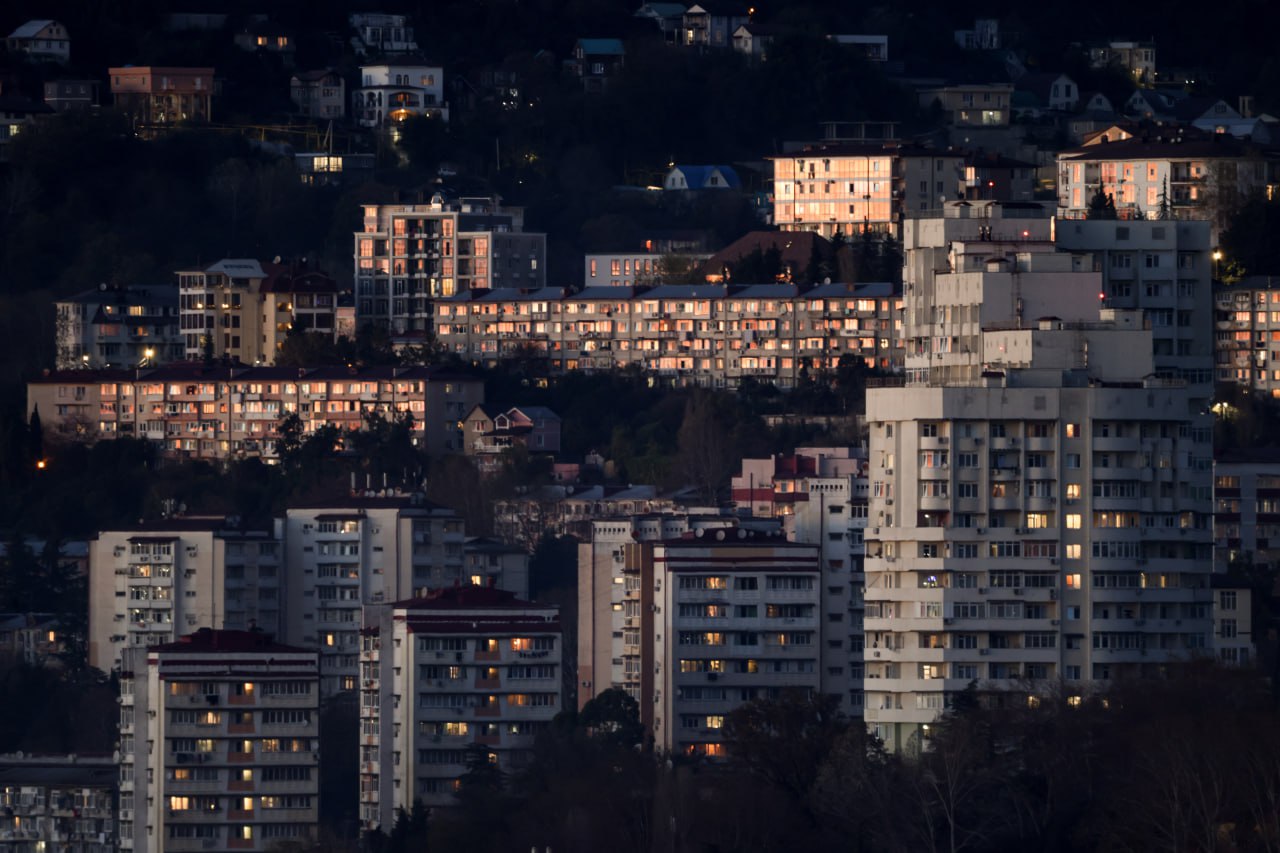 Председатель комитета ГД по госстроительству и законодательству Павел Крашенинников выступил за принятие федерального закона о риелторской деятельности для предотвращения распространения бабушкиных схем мошенничества с недвижимостью Он напомнил что в 90 х в субъектах Федерации было лицензирование риелторской деятельности Были комиссии мы с прокуратурой входили в эти комиссии все сдавали экзамены проходили обучение и отвечали за последствия сказал Крашенинников Фото Дмитрий Феоктистов ТАСС interfaxonline