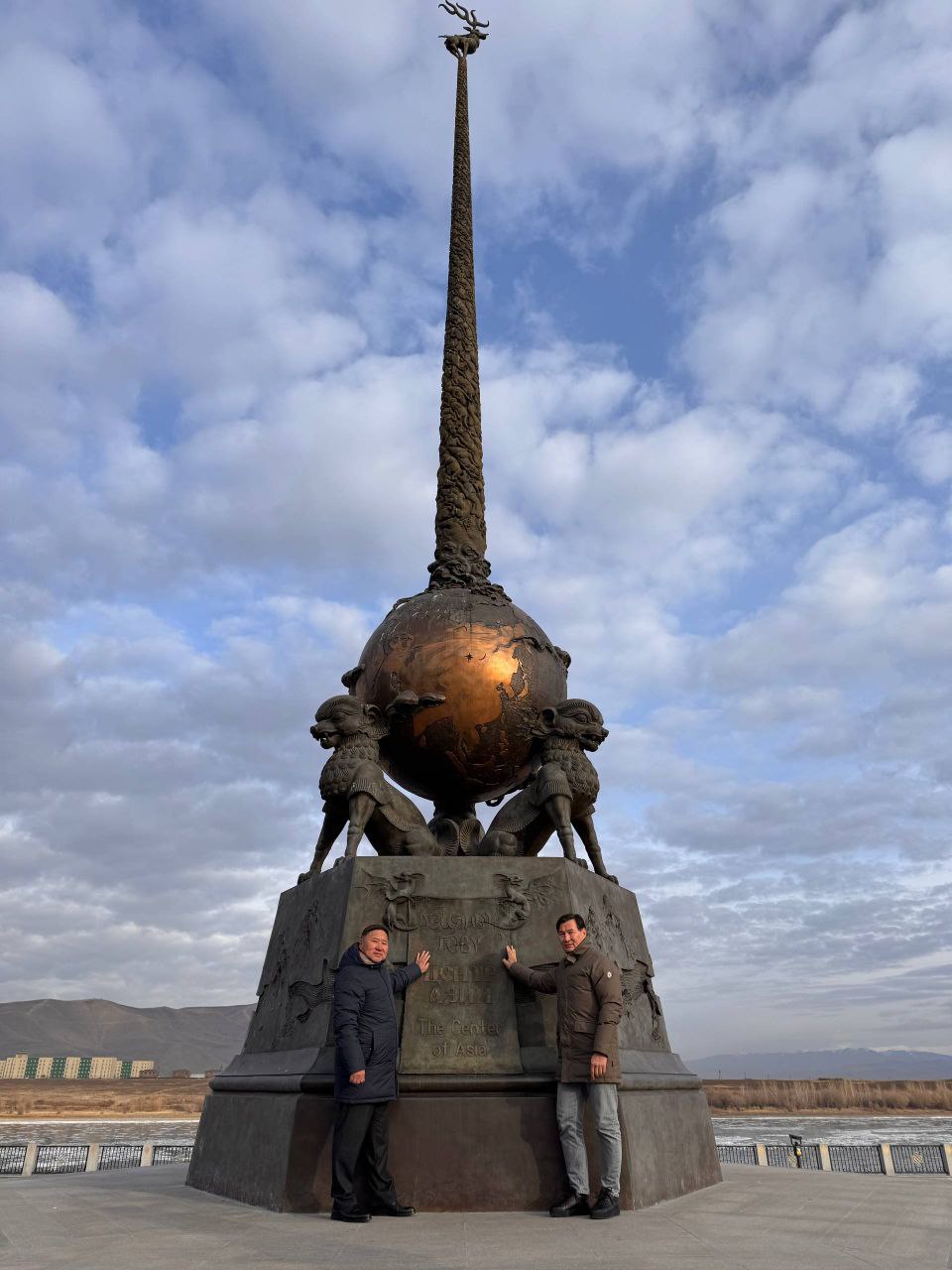 В Туву прибыл Глава Калмыкии Бату Хасиков Как отметил Глава Тувы Владислав Ховалыг в своем тг канале посетить нашу республику Бату Хасиков хотел давно и этот его визит удачно совпал с открытием Российского буддийского университета Открытие Российского буддийского университета это знаковое событие для нас представителей буддийских регионов России Тувы Калмыкии и Бурятии Совсем недавно мы все собирались в Элисте на III Международном буддийском форуме где я принял эстафету и уже в будущем 2026 году наша Тува примет этот важнейший форум Мы находимся на постоянной связи с Бату Сергеевичем Благодарю его за поддержку написал Владислав Ховалыг в своем тг канале По данным тг канала Владислава Ховалыга Фото из тг канала Владислава Ховалыга