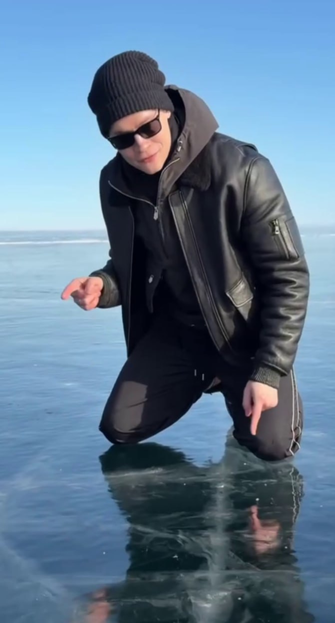 Певец SHAMAN полизал лед озера Байкал Видео с надписью 18 он поделился в своем канале Ну что родные попробуем самое чистое озеро Байкал на вкус Смотреть в Max