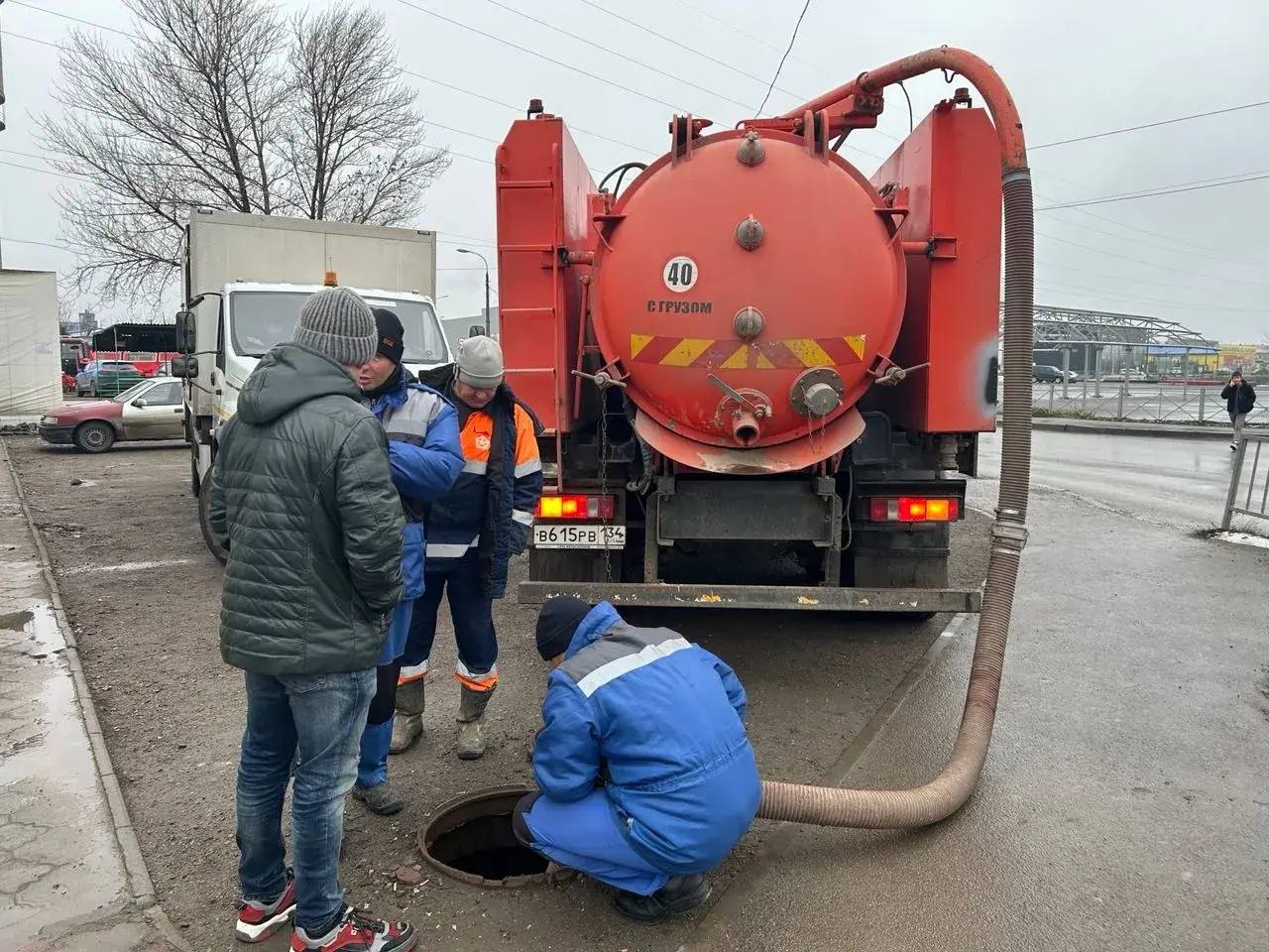 Концессии водоснабжения зафиксировали снижение количества засоров в новогодние праздники Статистика по устранению засоров говорит сама за себя в новом году Концессии водоснабжения устранили 391 засор на сетях канализации в прошлом всего за 9 выходных дней ликвидировали 419 засоров Сокращение количества засоров может свидетельствовать о том что что волгоградцы стали реже выбрасывать в канализацию салаты и другую еду которая провоцирует образование непроходимых пробок на сетях водоотведения Традиционно так называемые жирберги плотные куски застывшего кулинарного жира и хозяйственно бытовых отходов самые частые гости канализации именно в новогодние праздники когда люди много времени проводят дома много готовят но не успевают съесть всё Несознательные горожане выбрасывают испорченные продукты в унитаз вместо специально отведённых мест мусорных контейнеров Концессии водоснабжения регулярно напоминают что сети канализации можно использовать только по прямому назначению но никак не для выброса мусора Засор не такое уж безобидное явление Если его не удаётся вымыть каналопромывочной машиной рабочим приходится вырезать часть испорченной трубы и менять её на новую а это грозит приостановкой подачи ресурса Помимо позитивных изменений в культуре потребления волгоградцев меняется и коммунальная инфраструктура города Благодаря качественной подготовке к работе в осенне зимний период и замене ветхих участков трубопроводов долгие выходные не были омрачены крупными происшествиями или серьезными засорами