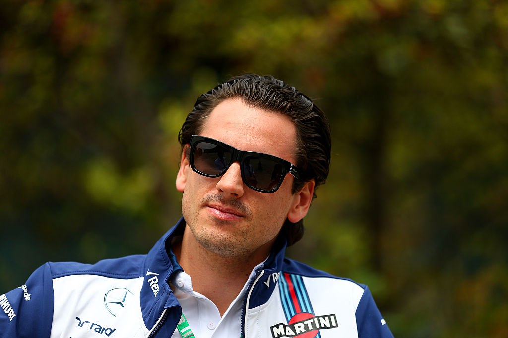 Экс пилота Формулы 1 задержали в Германии по обвинению в мошенничестве Бывший пилот Формулы 1 Адриан Сутиль был задержан в Штутгарте по подозрению в крупном мошенничестве и присвоении средств Об этом сообщает Bild Подробности дела пока неизвестны Отмечается что 27 ноября были проведены обыски по трем адресам в Монако Швейцарии и Штутгарте где и был задержан 42 летний Сутиль В прокуратуре отказалась комментировать конкретные обвинения предъявленные экс пилоту По данным следствия он подозревается в крупном мошенничестве и присвоении средств Сутиль в последнее время жил в Швейцарии и занимался торговлей автомобилями класса люкс Для Сутиля это уже не первые проблемы с законом В 2011 году он был приговорен к 18 месяцам условно и штрафу в размере 200 тыс за нападение при отягчающих обстоятельствах Во время ссоры в ночном клубе после Гран при Китая он нанес серьезные травмы совладельцу Lotus Renault Эрику Люксу ударив его стаканом по шее Getty Images Подписаться на РБК Спорт