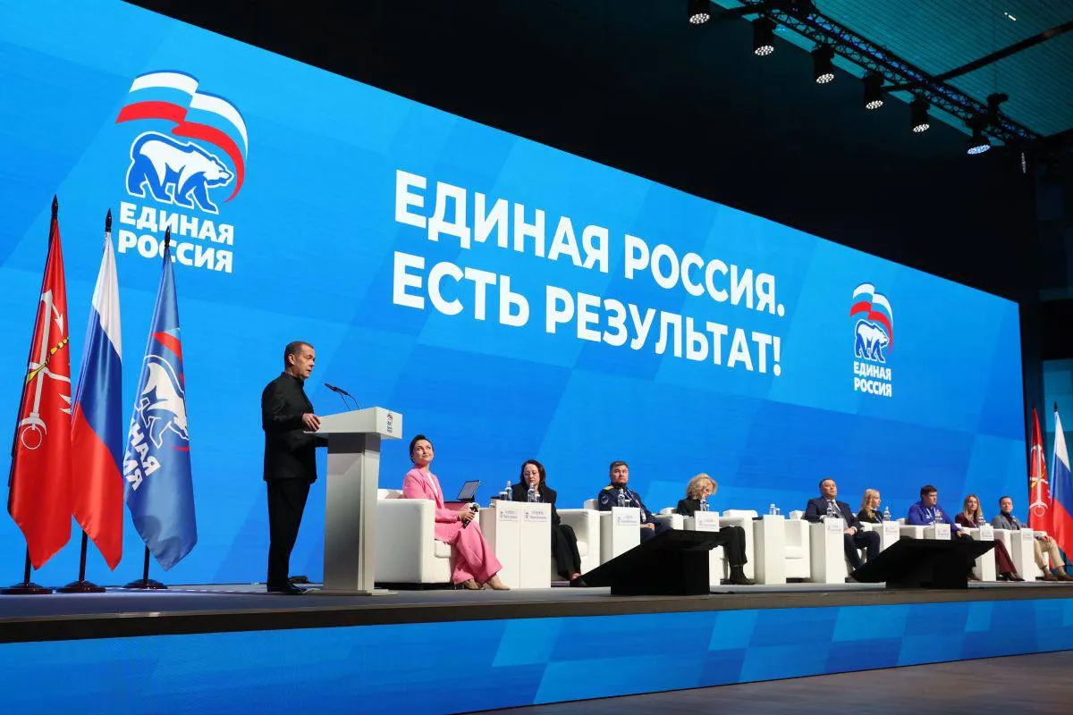 Единая Россия предложила новые меры поддержки семей с детьми В их числе создание центров подготовки к родам введение добровольной сертификации для нянь и дополнительной материальной помощи многодетным семьям Для Единой России поддержка семьи стратегическое направление а также одна из первоочередных национальных целей развития которые своим Указом определил Глава государства отметил Председатель партии Дмитрий Медведев на пленарном заседании четвёртого отчётно программного форума партии Есть результат Сформирован каркас мер поддержки на который мы добавляем новые решения Семьи у которых родился третий ребёнок могут получить 450 тысяч рублей из бюджета на погашение ипотеки сказал Дмитрий Медведев Единая Россия вновь подтверждает поддержка семьи это не просто приоритет а стратегическая задача напрямую связанная с национальными целями развития России Партия формирует целостную систему мер чтобы каждая семья чувствовала реальную помощь государства Эти меры направлены на создание благоприятных условий для рождения и воспитания детей укрепление института семьи и повышение качества жизни граждан Поддержка семьи это вклад в будущее России её демографическое и социальное развитие отметил региональный координатор партийного проекта Крепкая семья Афанасий Постников Подробнее   yakut er ru activity news edinaya rossiya predlozhila novye mery podderzhki semej s detmi ЕдинаяРоссия ЕР14 ЕстьРезультат МАХ ВК ТГ ДЗЕН ОК