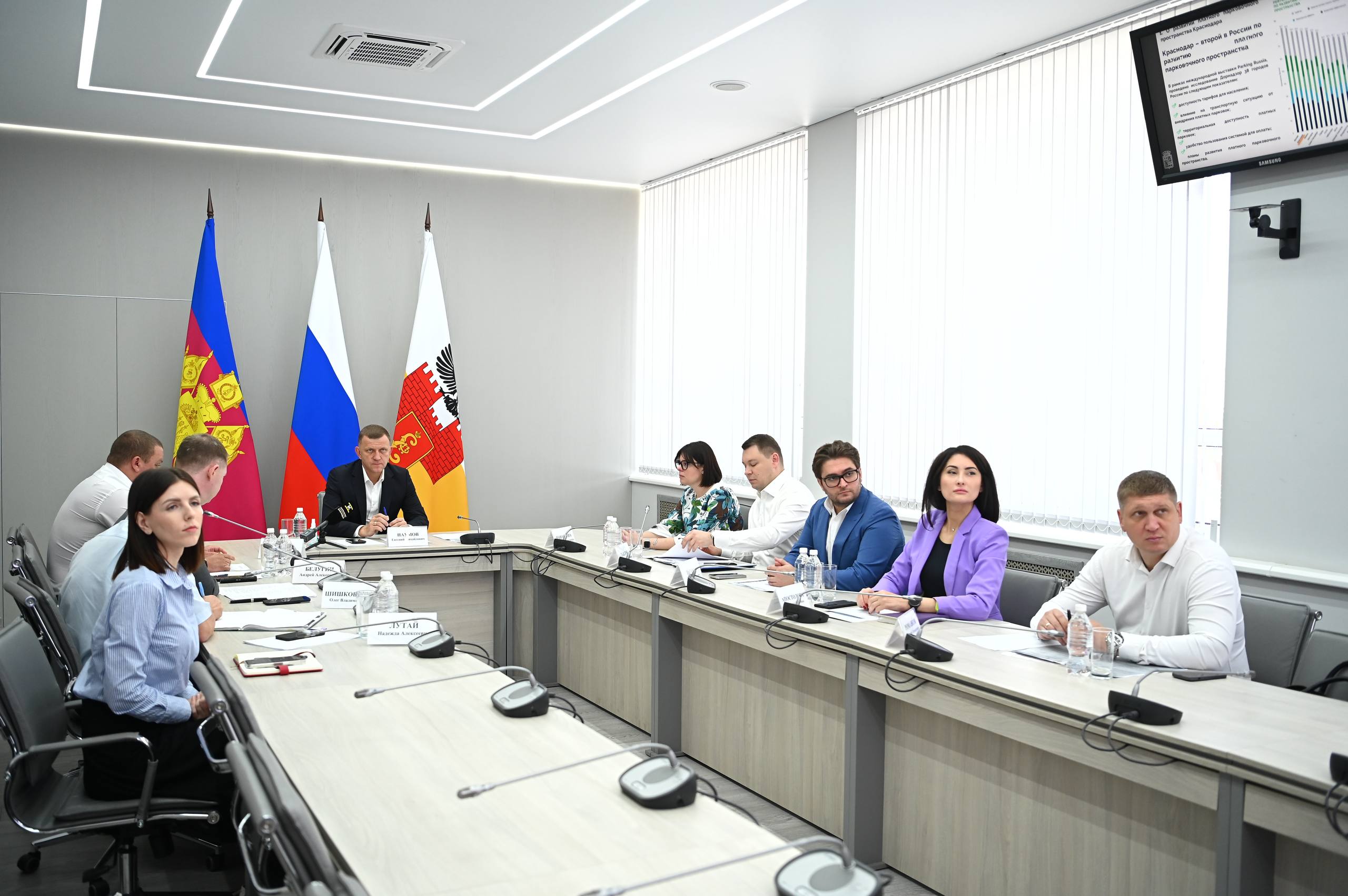 Краснодар остаётся в числе городов-лидеров России по развитию парковочного пространства. В настоящее время у нас свыше 12,2 тысяч мест на муниципальных платных парковках.  Все вырученные средства от оплаты или штрафов за неуплату идут исключительно на содержание и развитие улично-дорожной сети. Например, на обновление тротуаров и остановок, разметку и установку знаков, ремонт дорог. По итогам этого года мы впервые в истории города ожидаем получить в бюджет порядка 1 млрд рублей от работы наших парковок.  Кроме того, к концу 2025-го планируем расширить парковочную сеть до 14,5 тысяч мест.  Мы также тестируем разные методы борьбы с теми, кто снимает номера со своих авто или закрывает их бумажками. С начала года наши специалисты очистили почти 13 тысяч номеров от посторонних предметов. Более того, на парковках установили 50 камер, которые автоматически фиксируют снятие номеров. Конечно, адреса называть не буду. Но добавлю, что порядка 600 фактов нарушений уже выявлены.  #дорогиКРД